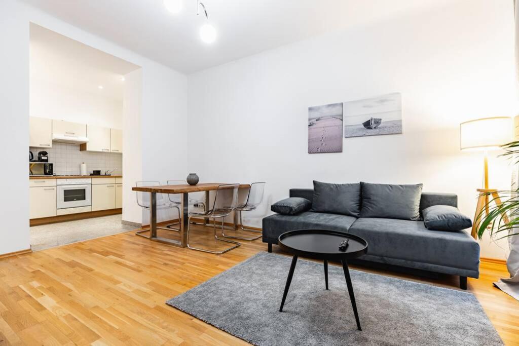 Spacious 3-room apt. 15 min to the city center