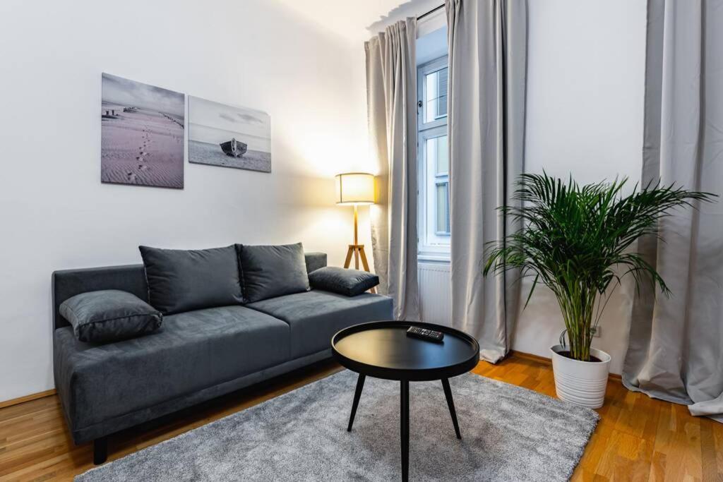 Spacious 3-room apt. 15 min to the city center