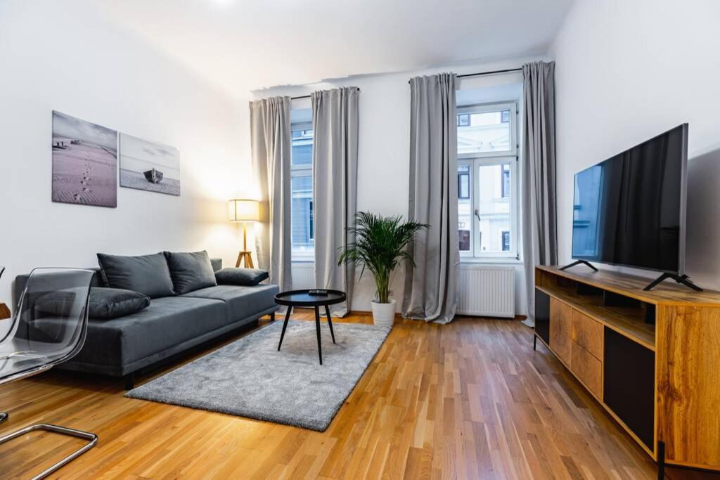 Spacious 3-room apt. 15 min to the city center