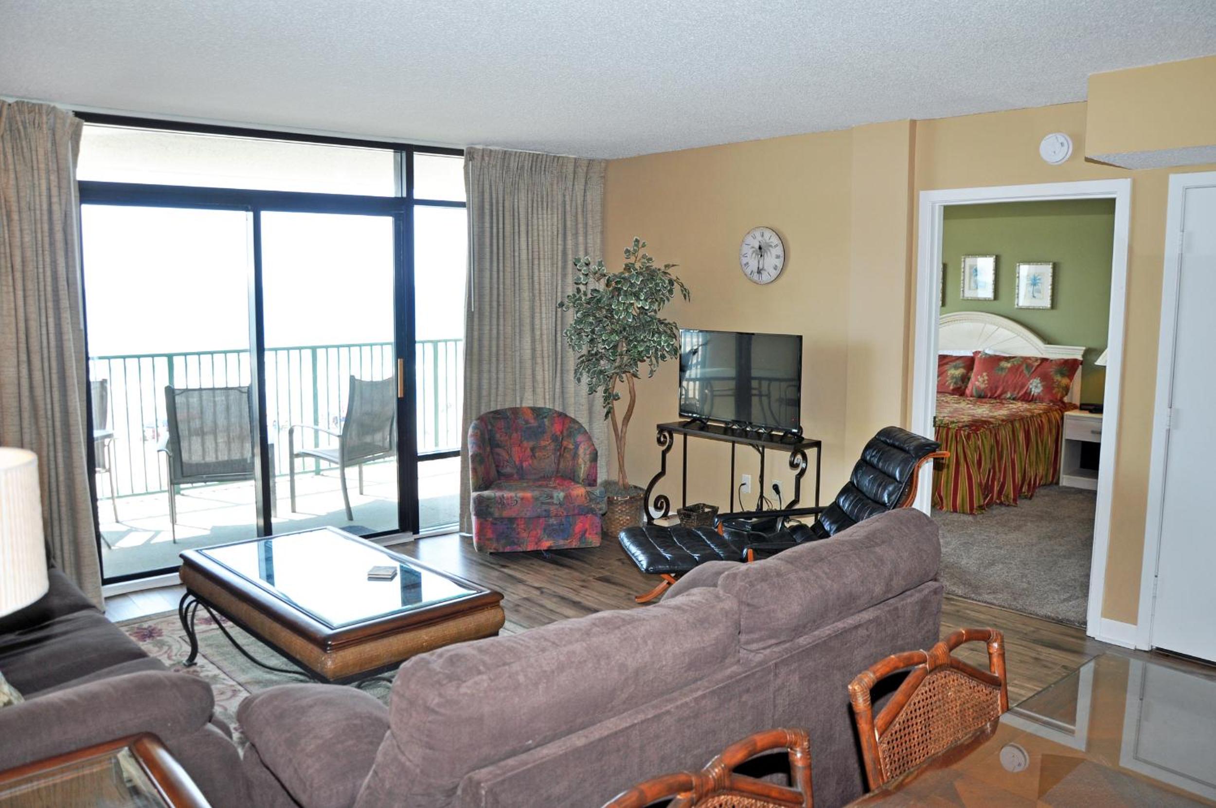 Oceanfront 305, Enjoy, Shop, Walk to Beach Bars, Main Street view 5