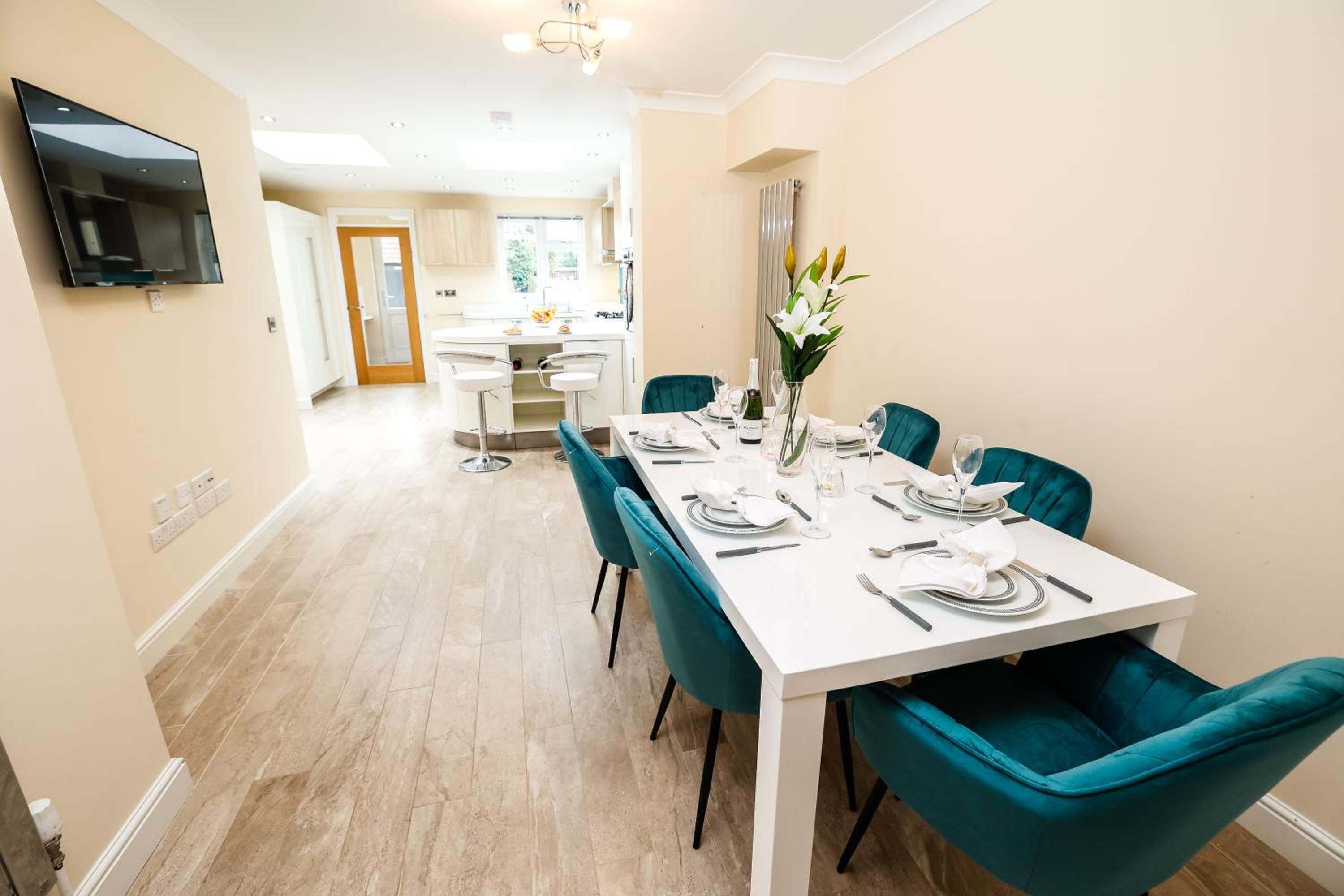 Central Windsor Stunning 4 Bedroom Spacious Modern House view 4