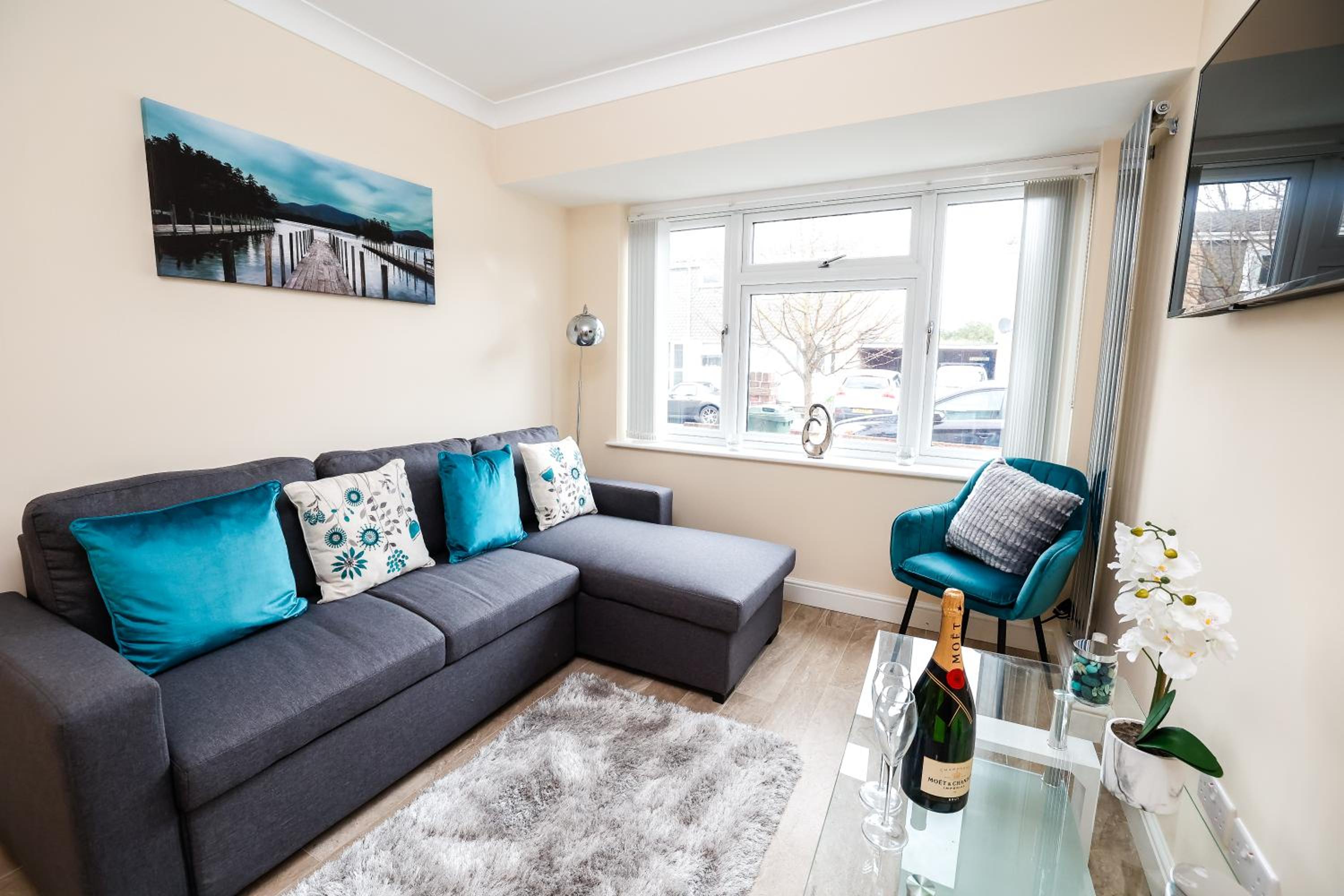 Central Windsor Stunning 4 Bedroom Spacious Modern House view 5