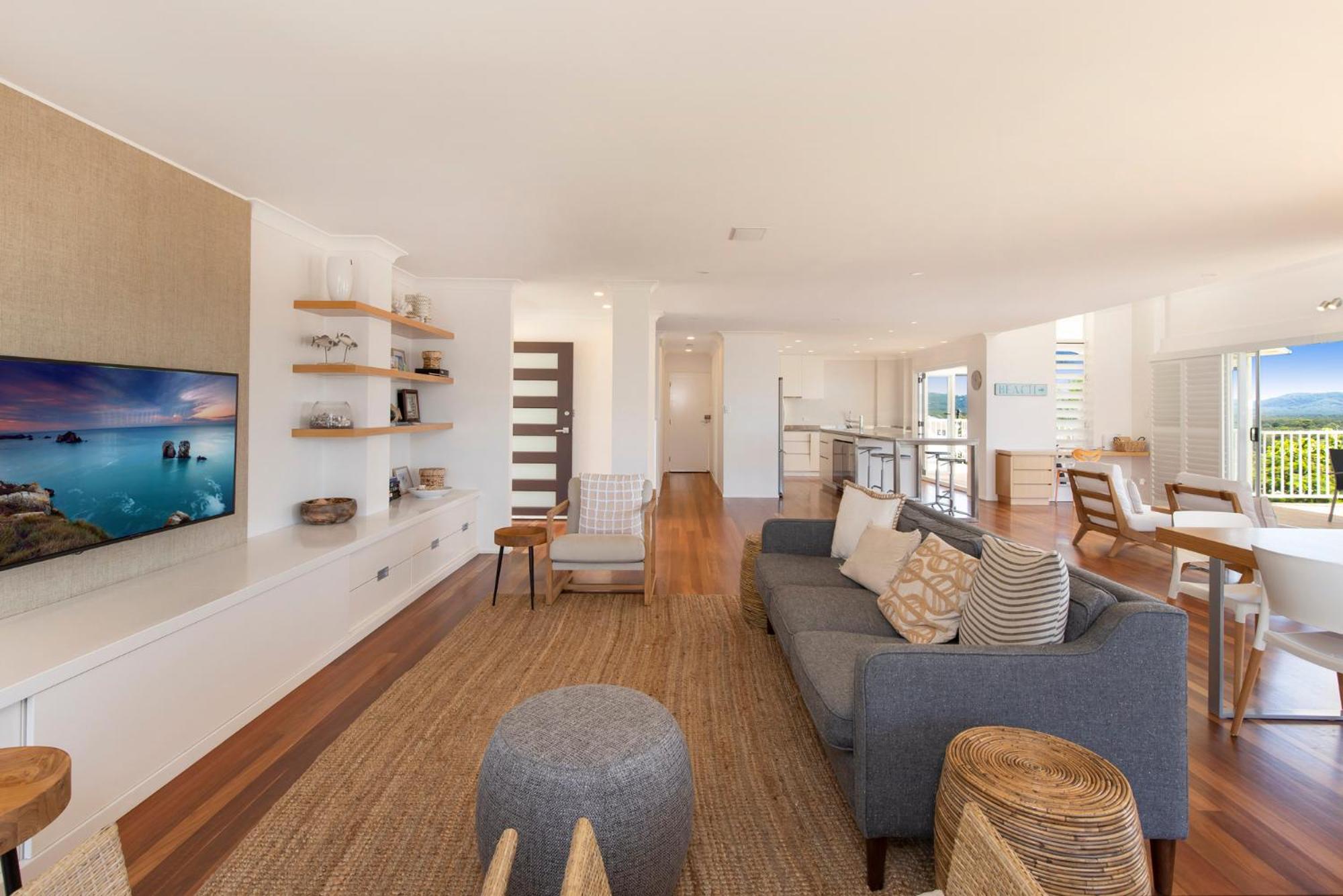 The White House - Spectacular Ocean Views, WiFi, Central Coolum