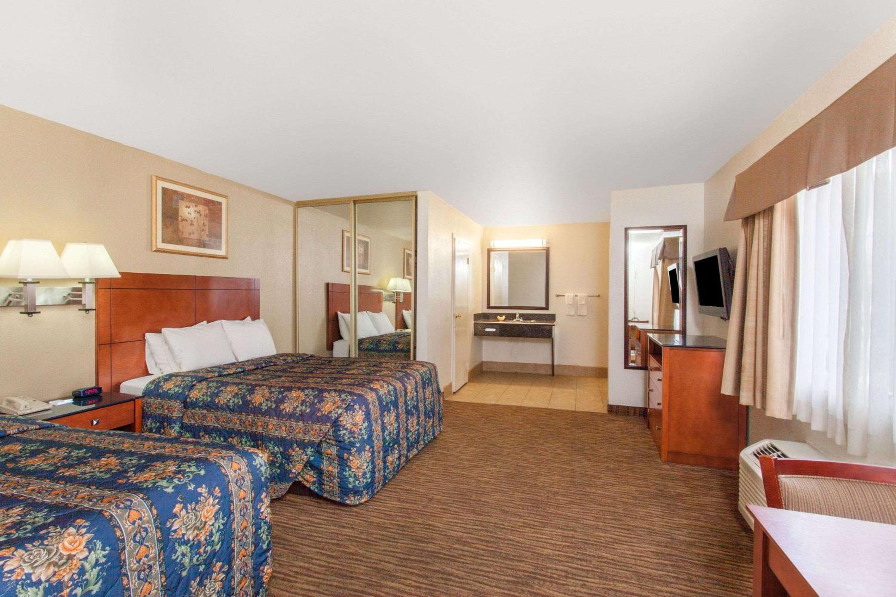 Hemet Vacations - Travelodge by Wyndham Hemet CA - Property Image 7