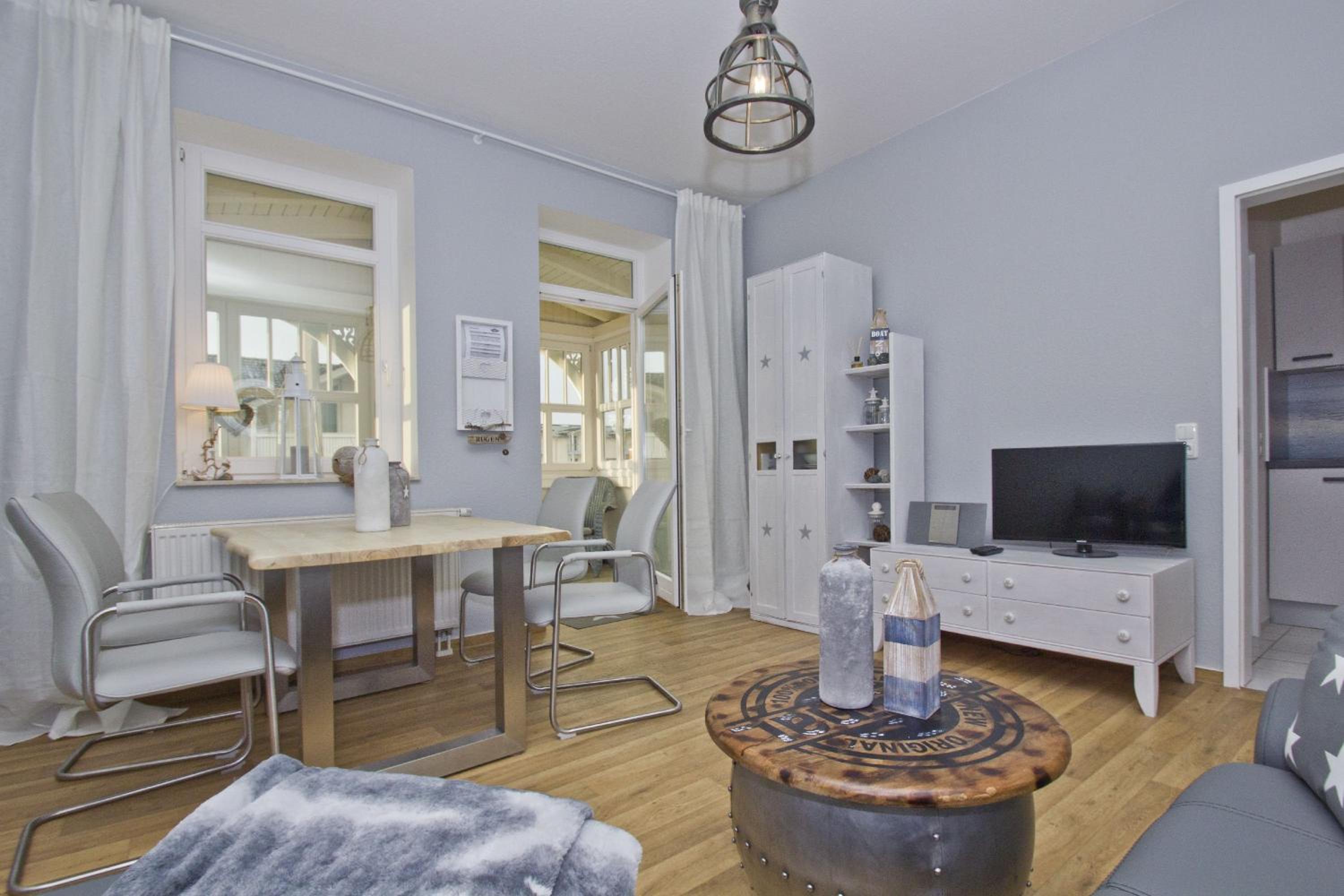 ruhige Lage, Ferienwohnung im Bäderstil mit Wintergarten - Villa Möwe FeWo 04