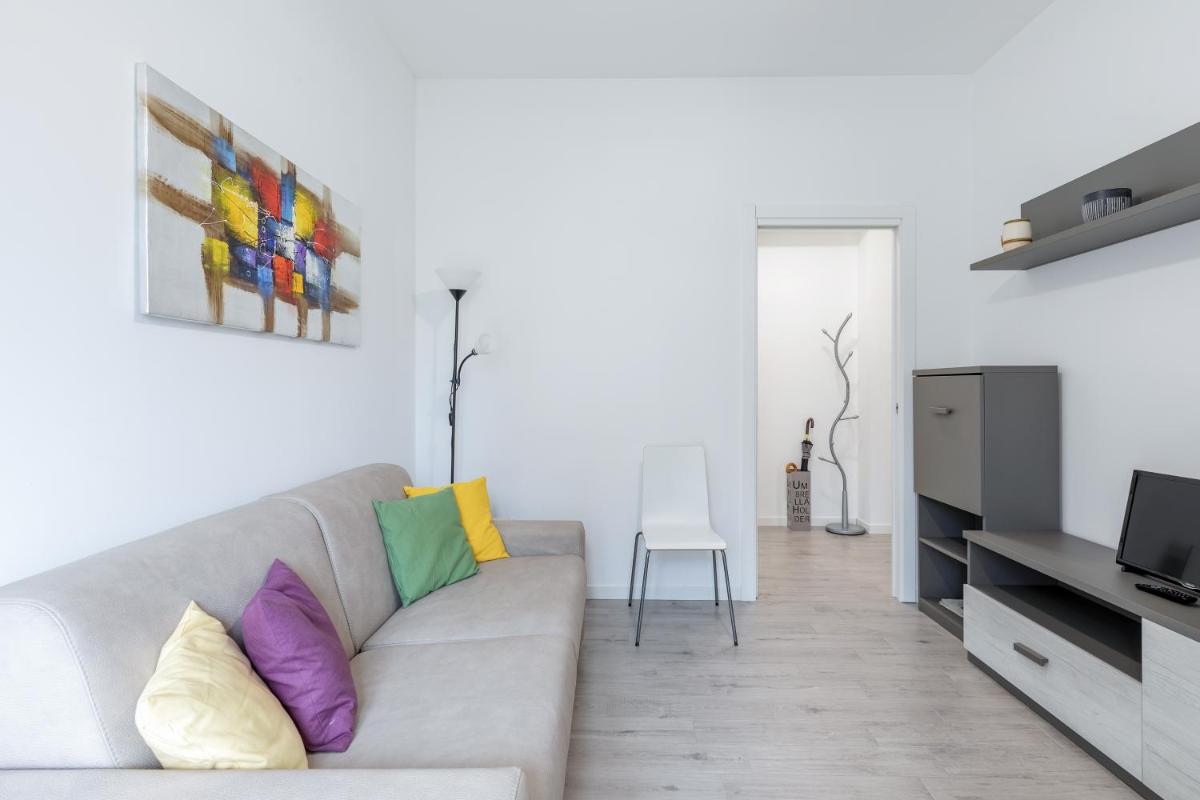 Piazza De Angeli M1 Comfortable Flat with Balcony photo 5