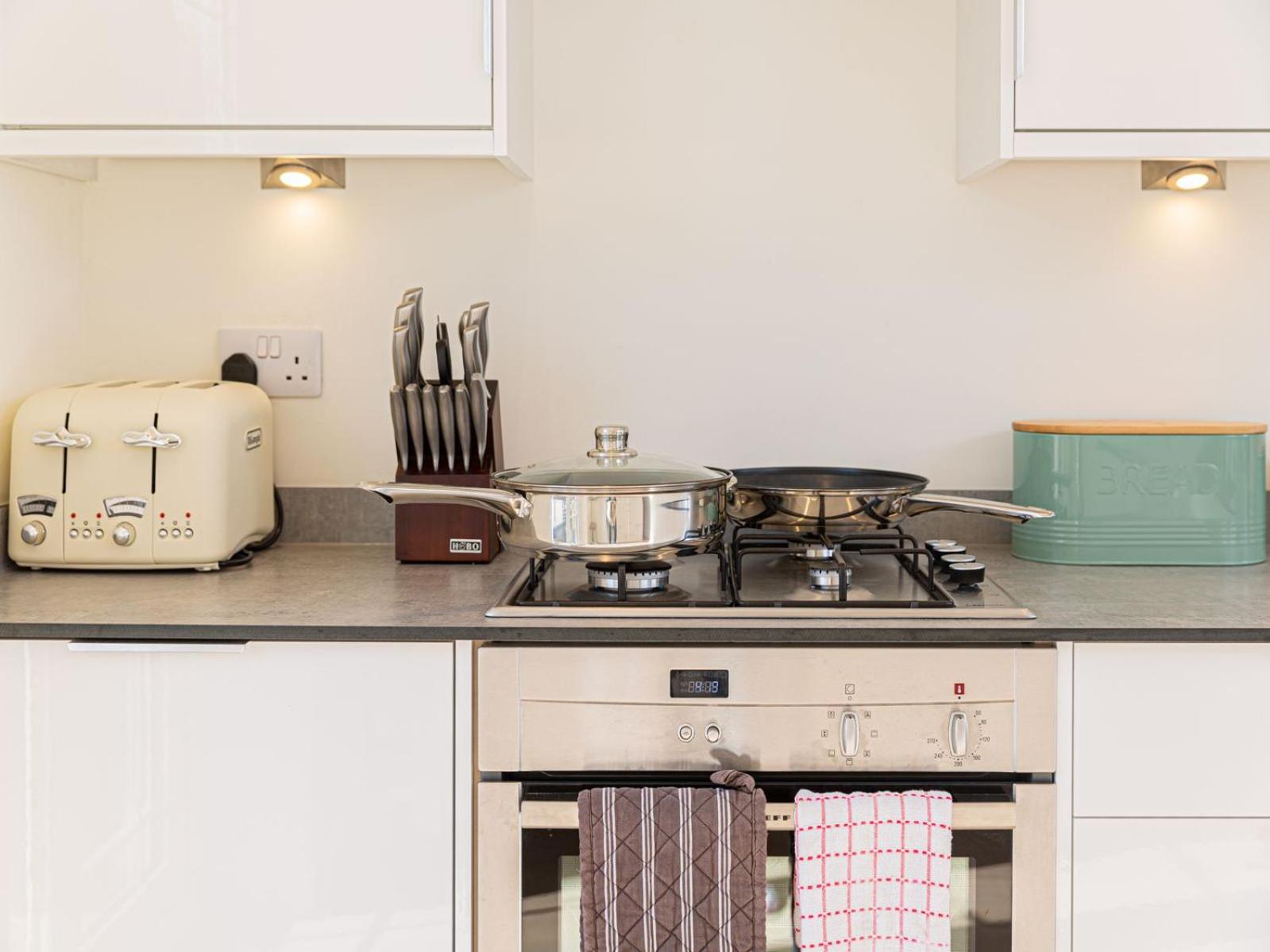 10 Tivoli Mews - By Luxury Apartments view 4