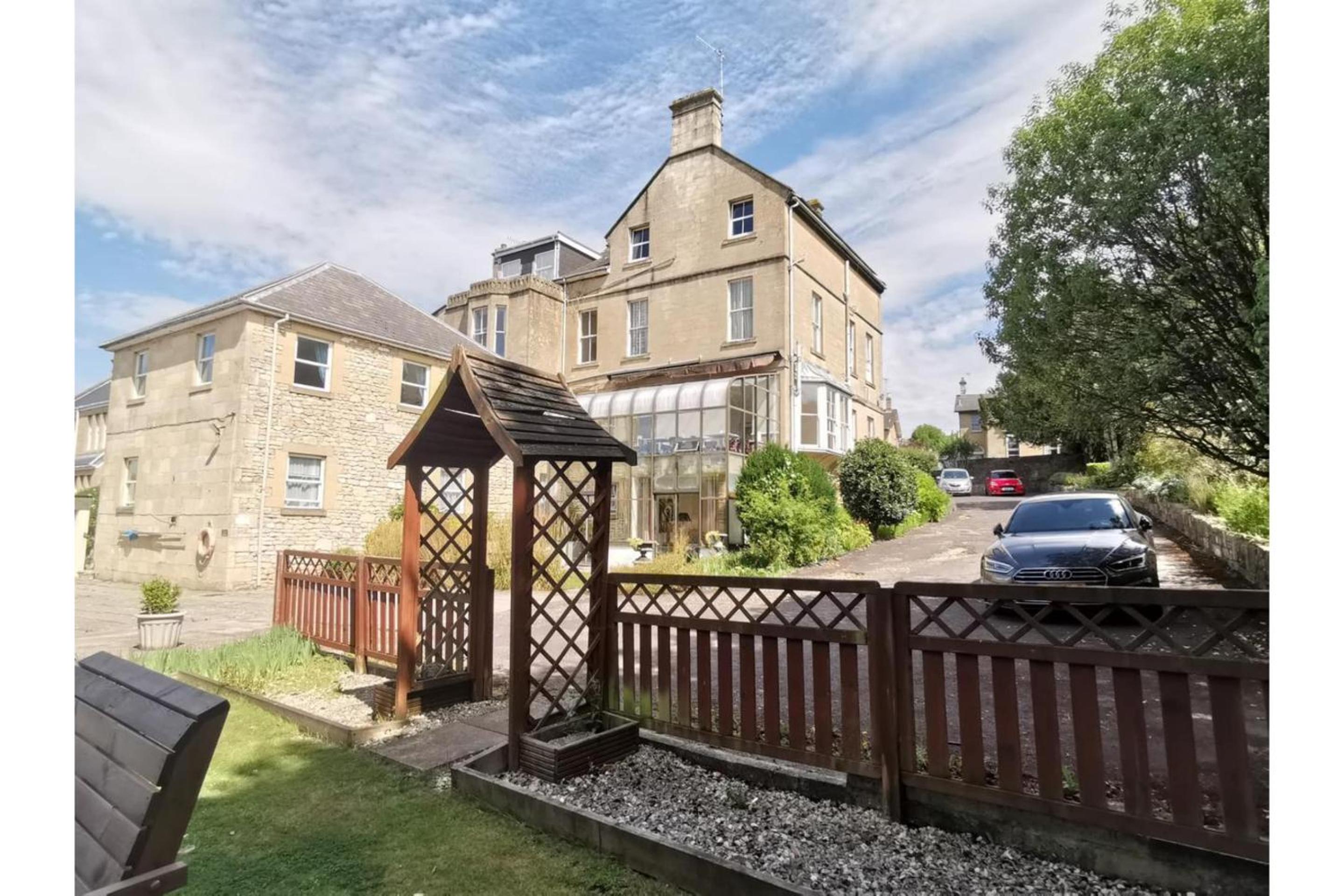 Wentworth House - Free Parking