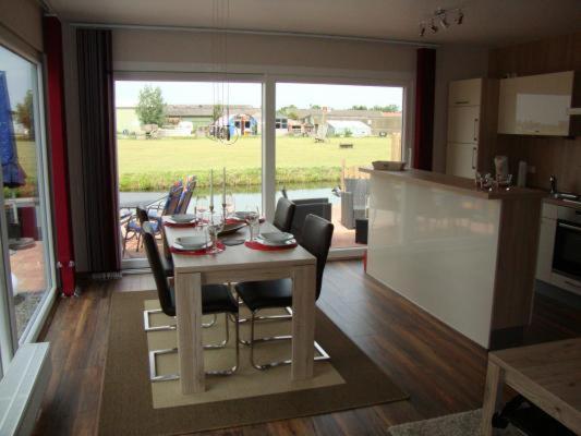 Ferienpark Vislust Modernes Holzhaus am Ijsselmeer mit eigenen Steg view 5