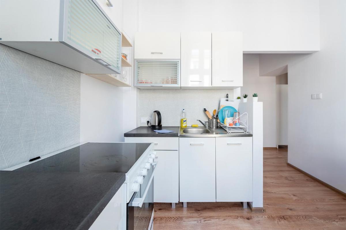 Luxury Location-Bright&Parking view 4