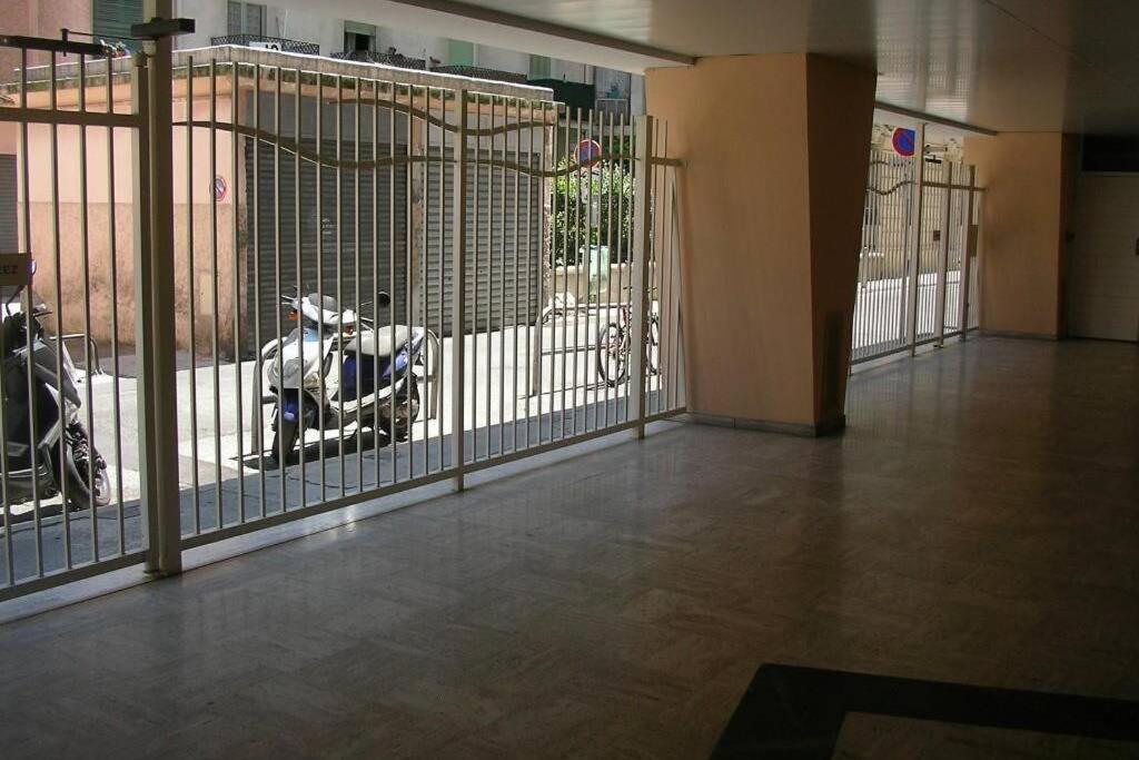 NICE Center - Bright studio balcony wifi & aircon photo 4