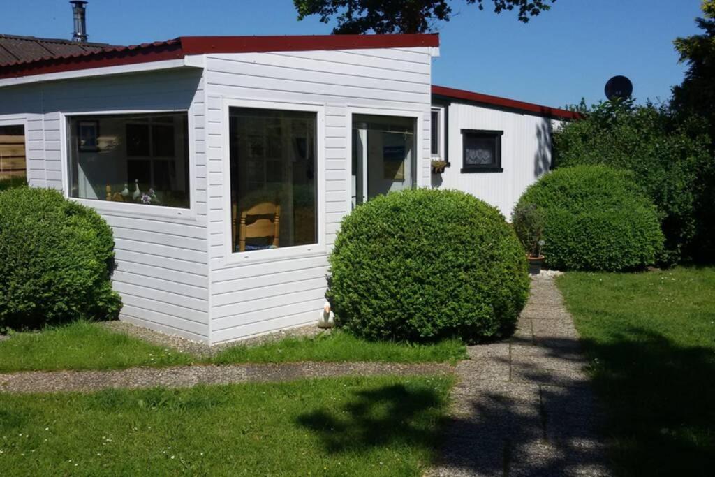 Ferienpark Vislust Chalet direkt an der Gracht mit Bootsanlegesteiger