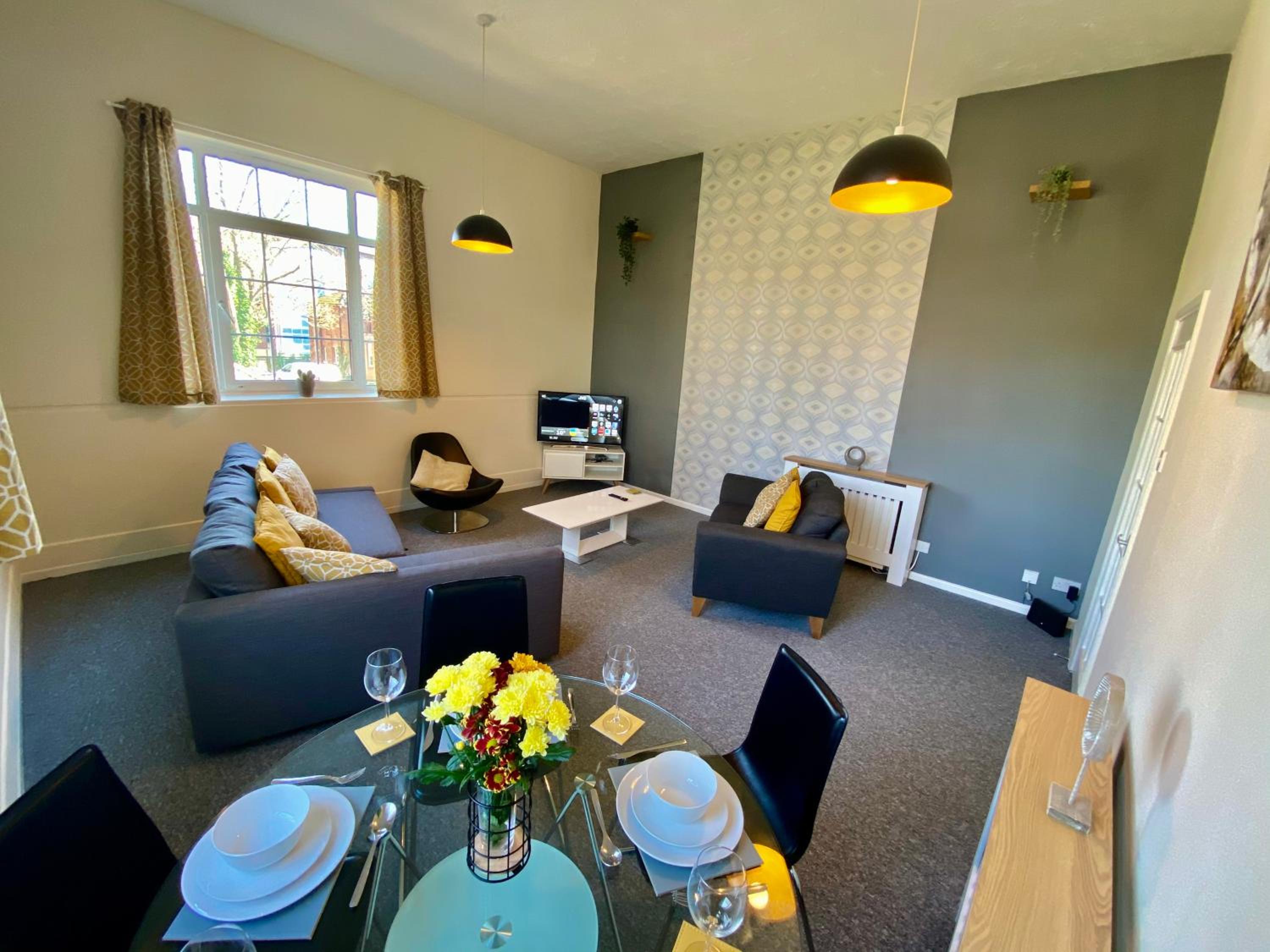 4 Single beds or 2 Doubles - FREE PARKING SPACES - SMART TV's - City Centre Spacious flat view 5