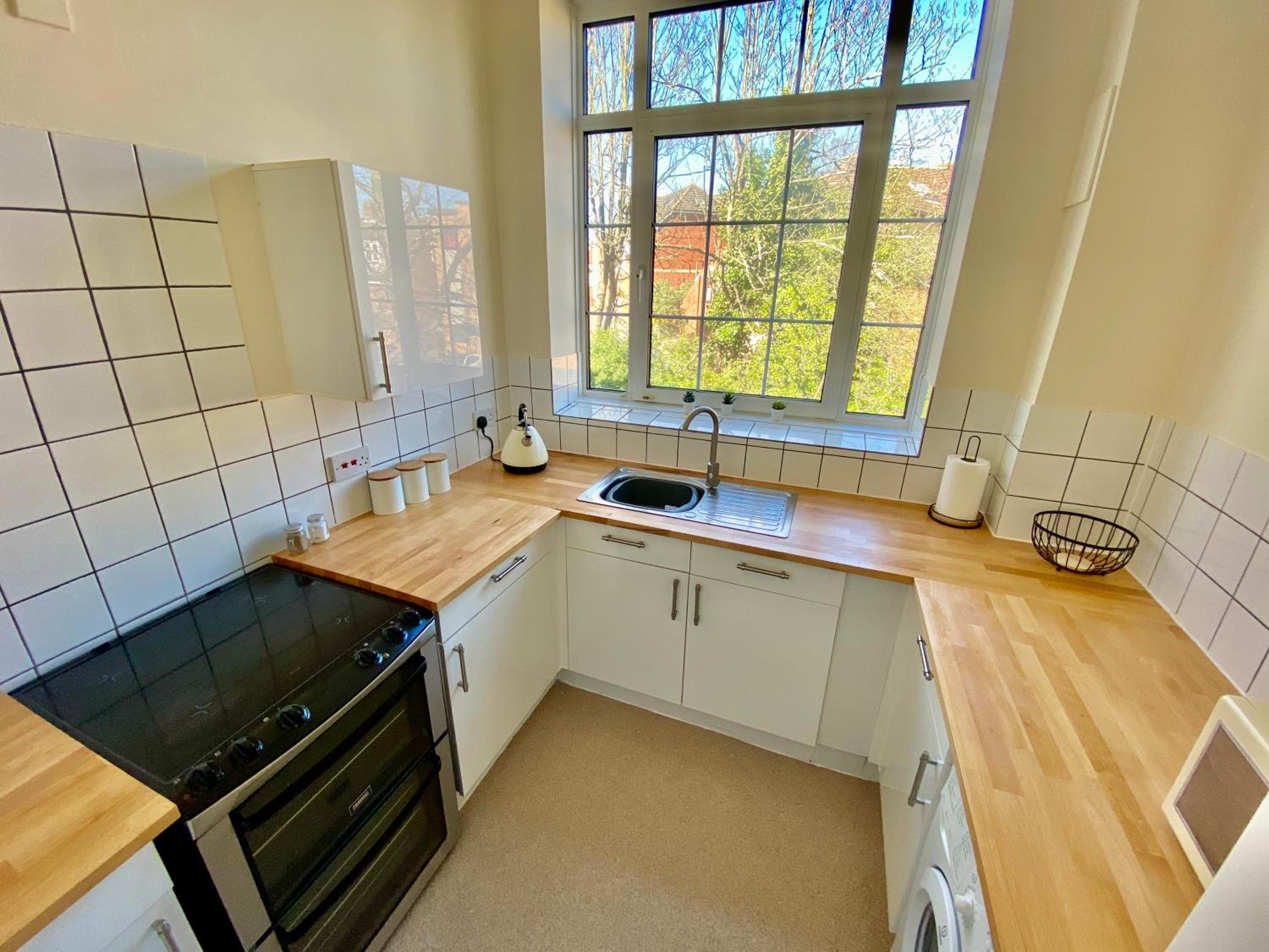 4 Single beds or 2 Doubles - FREE PARKING SPACES - SMART TV's - City Centre Spacious flat view 2