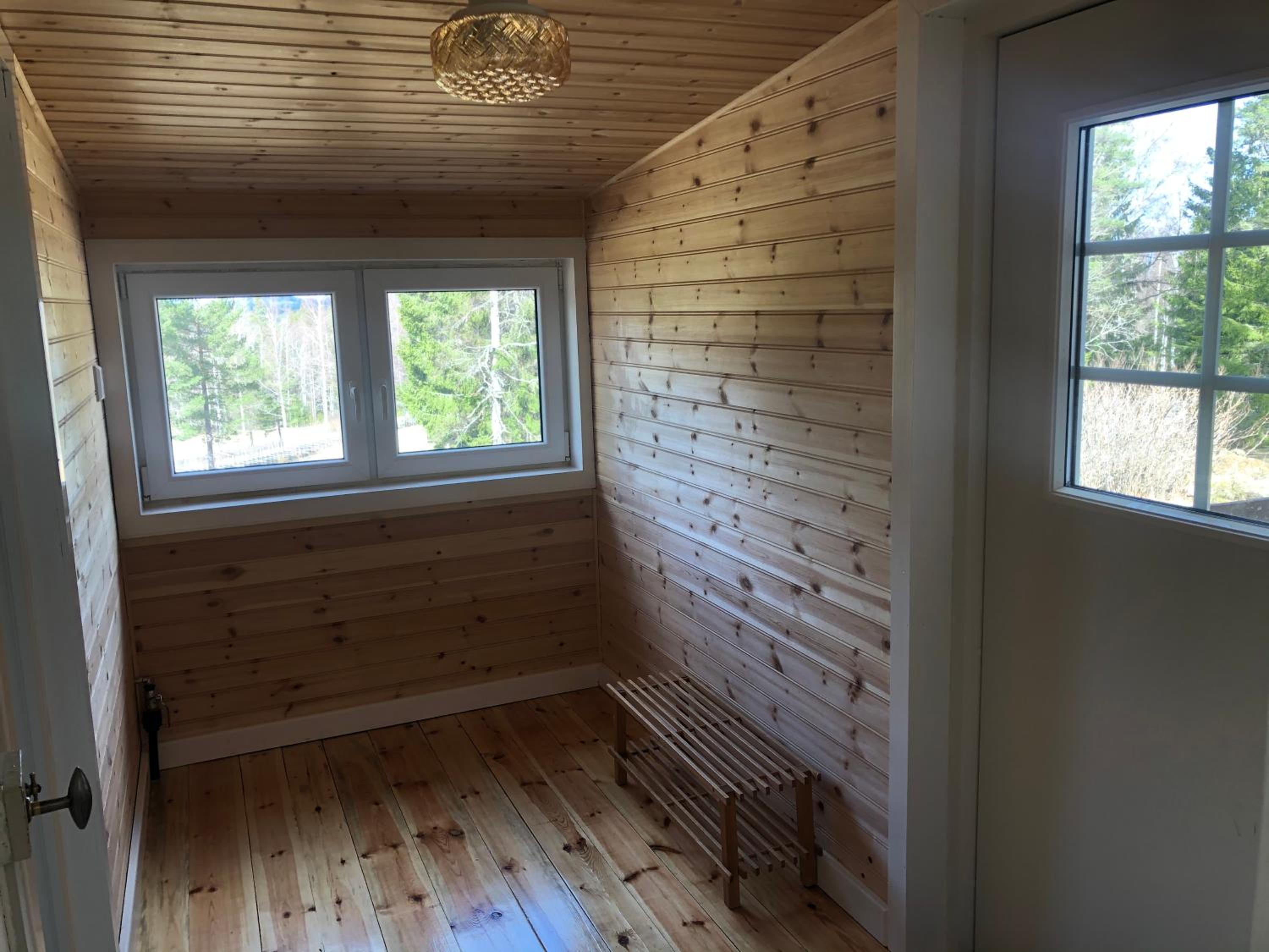 Paradiset stugan i fin skogen