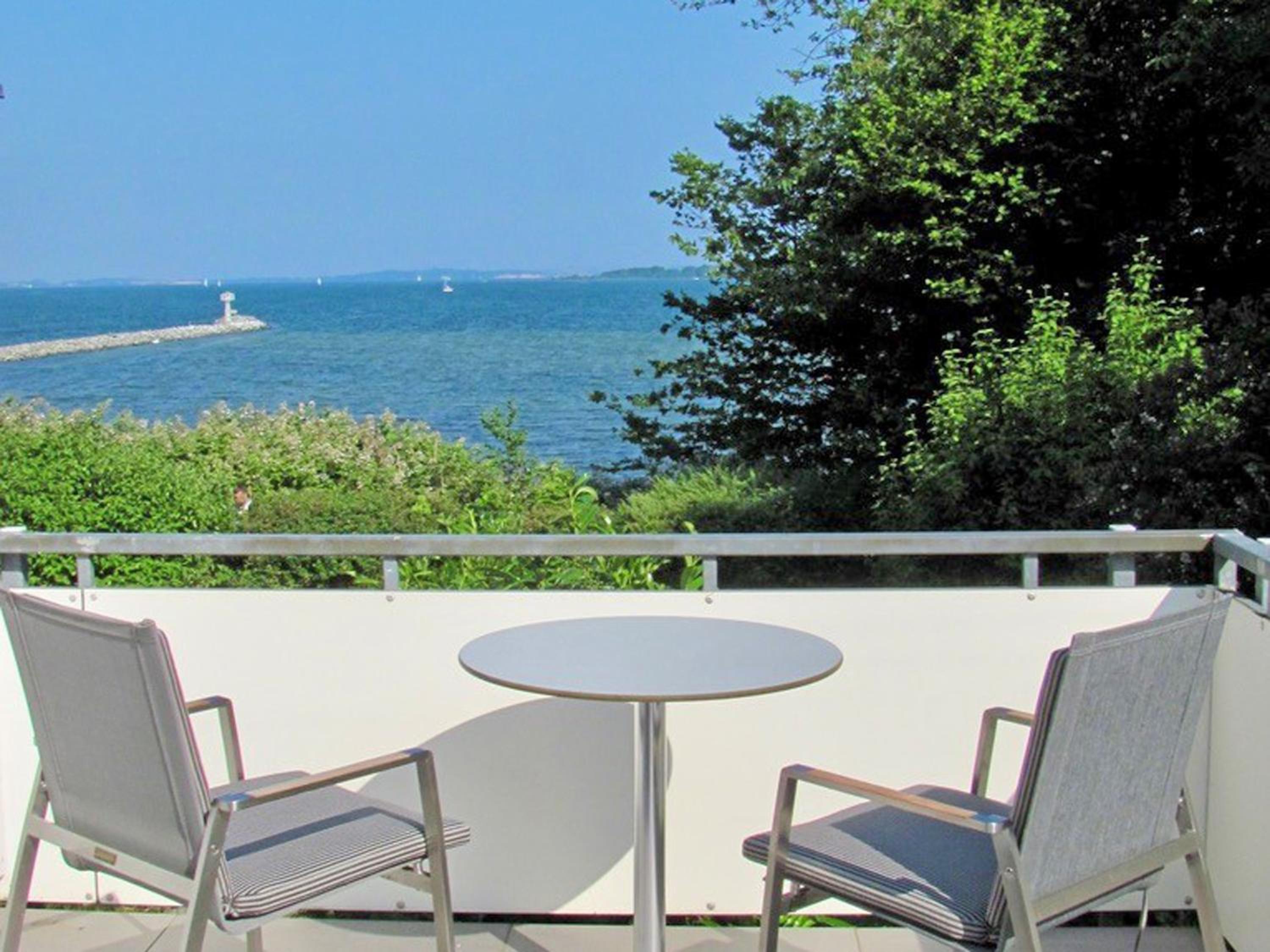 Villa Vilmblick - Wohnung 07 mit Terrasse und Boddenblick