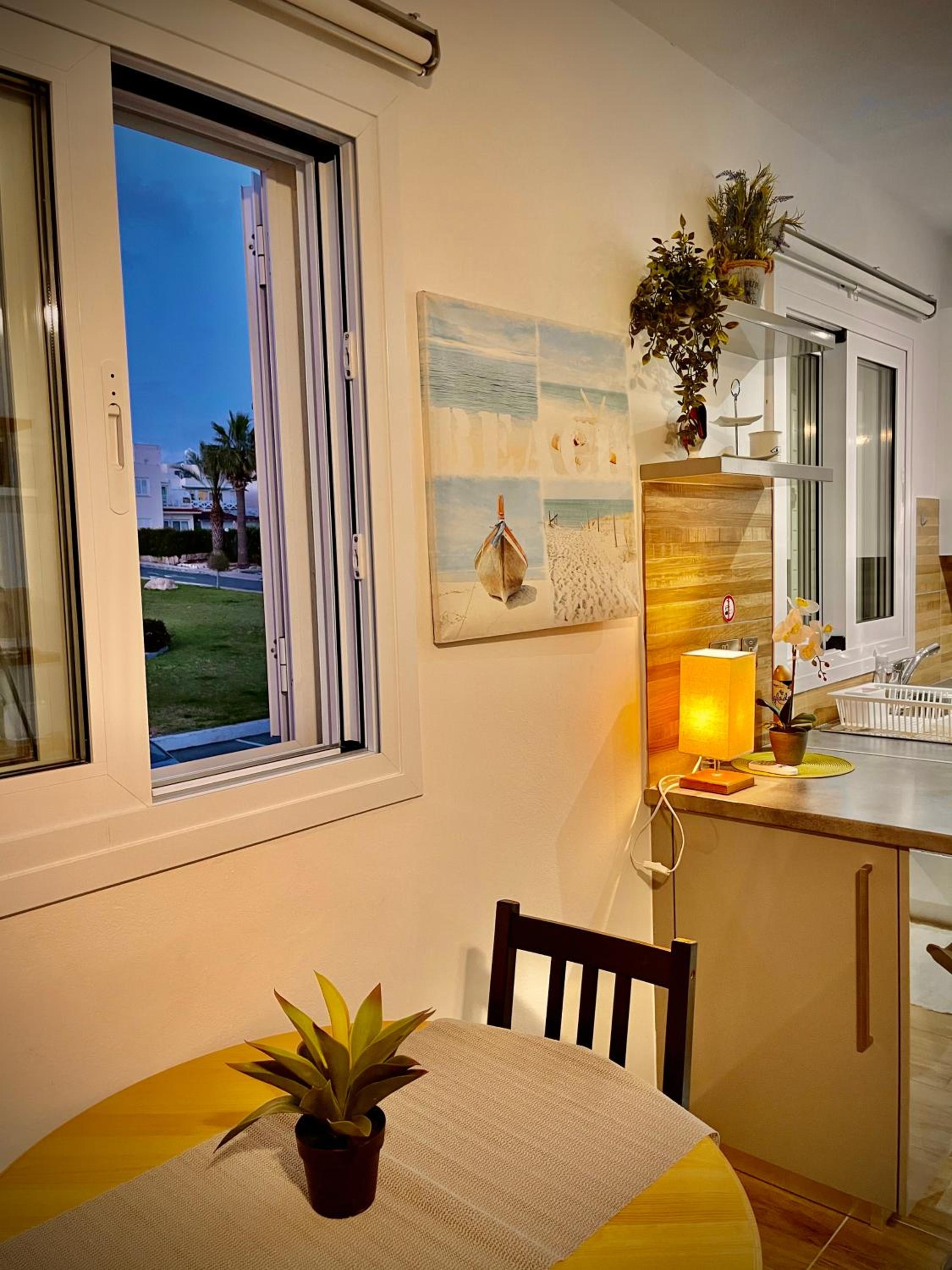 Coral Bay Modern Renovated apartment by the Sea