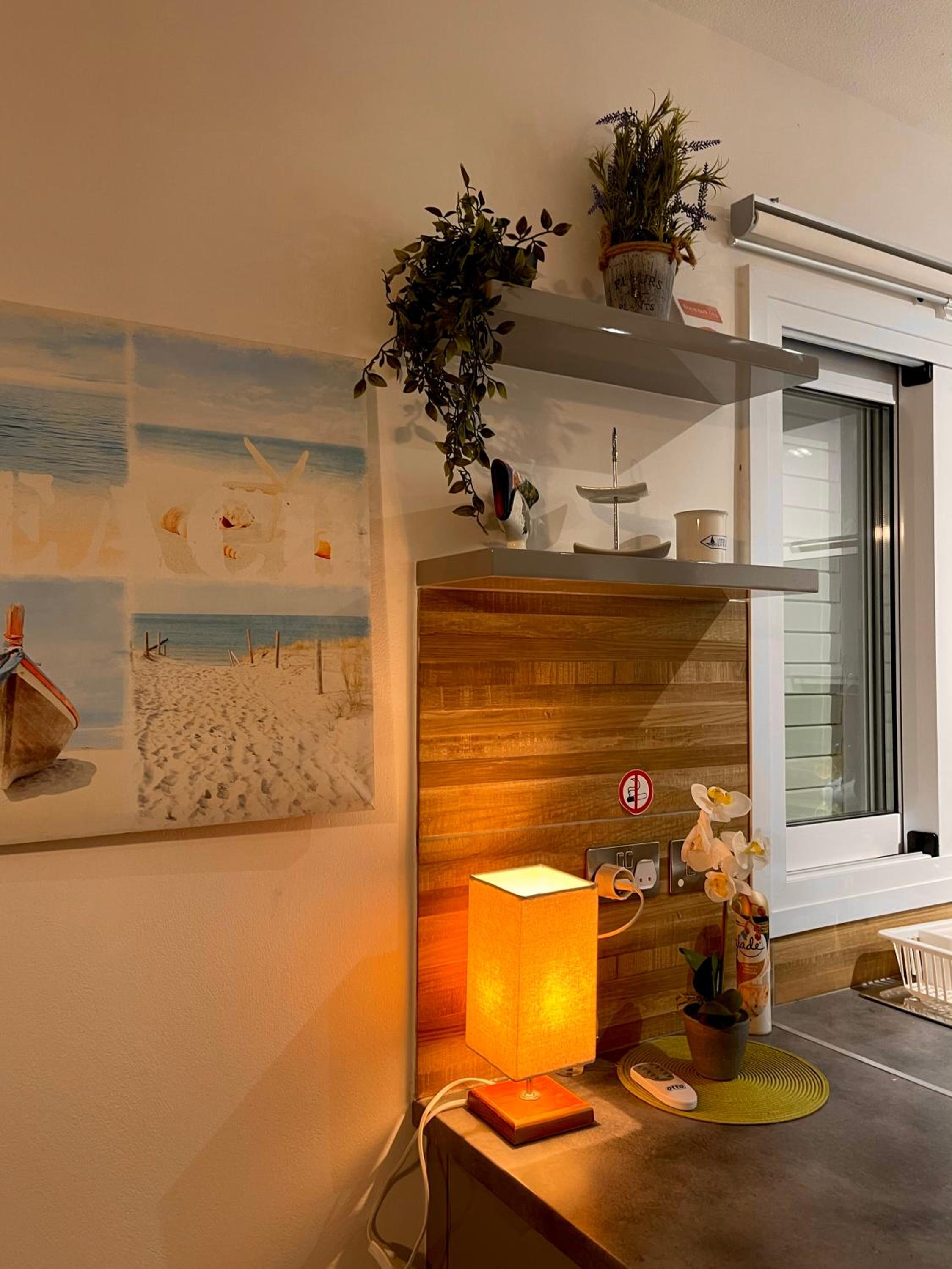 Coral Bay Modern Renovated apartment by the Sea