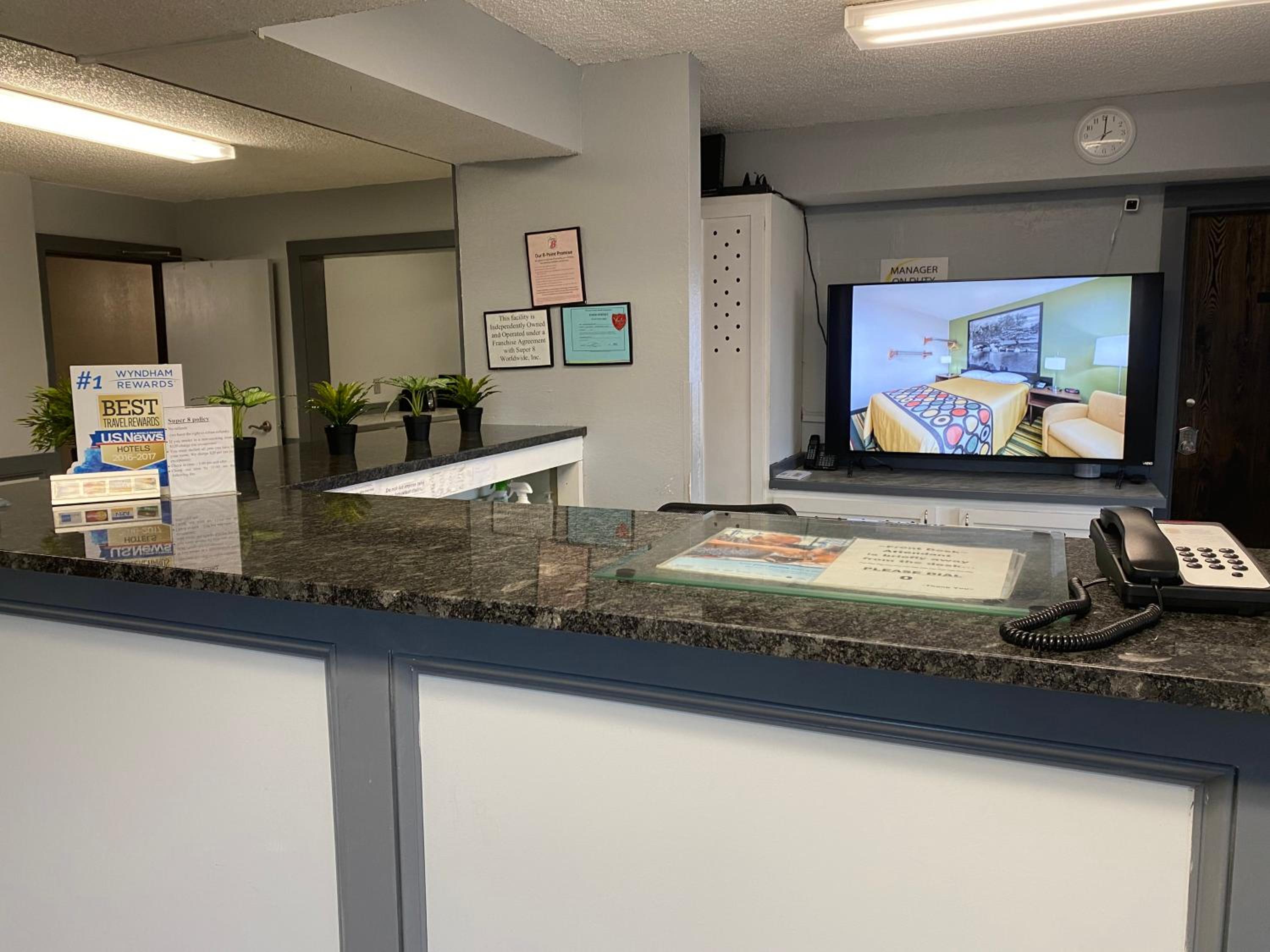 Bloomington Vacations - Super 8 by Wyndham Bloomington - Property Image 5