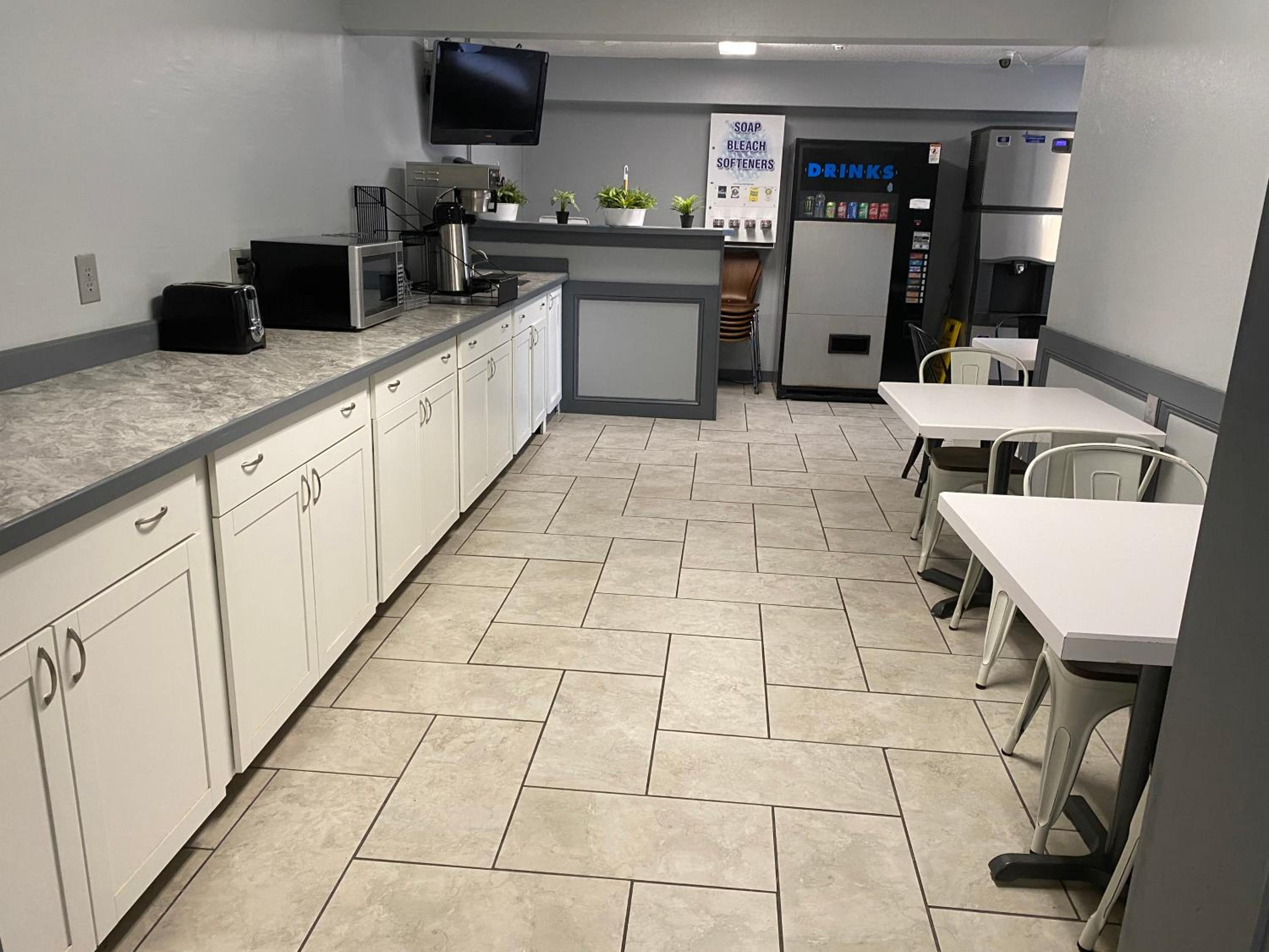 Bloomington Vacations - Super 8 by Wyndham Bloomington - Property Image 6