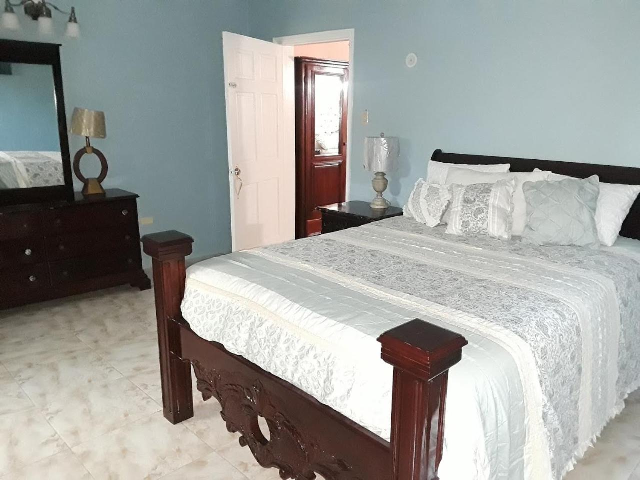 Dela de-Rose Guest House Negril Jamaica