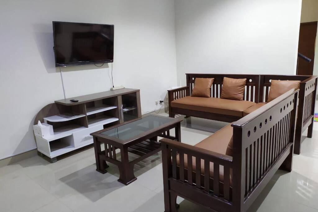 Awana Dream Whole Villa, 4bedroom 10pax , 5min to Alun Alun, Kraton, Malioboro bdc view 3