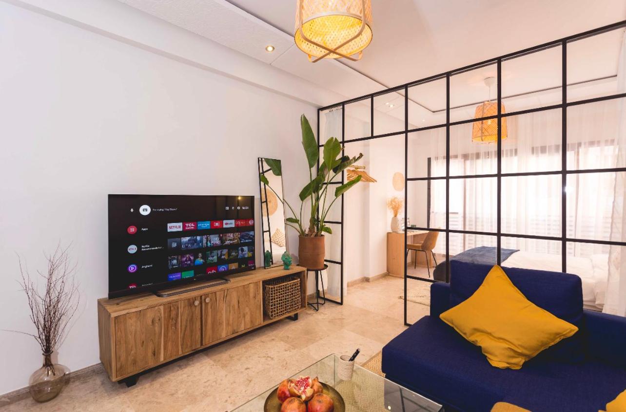 Stylish Studio(WiFi, Netflix, Pool, AC, Nespresso) view 4