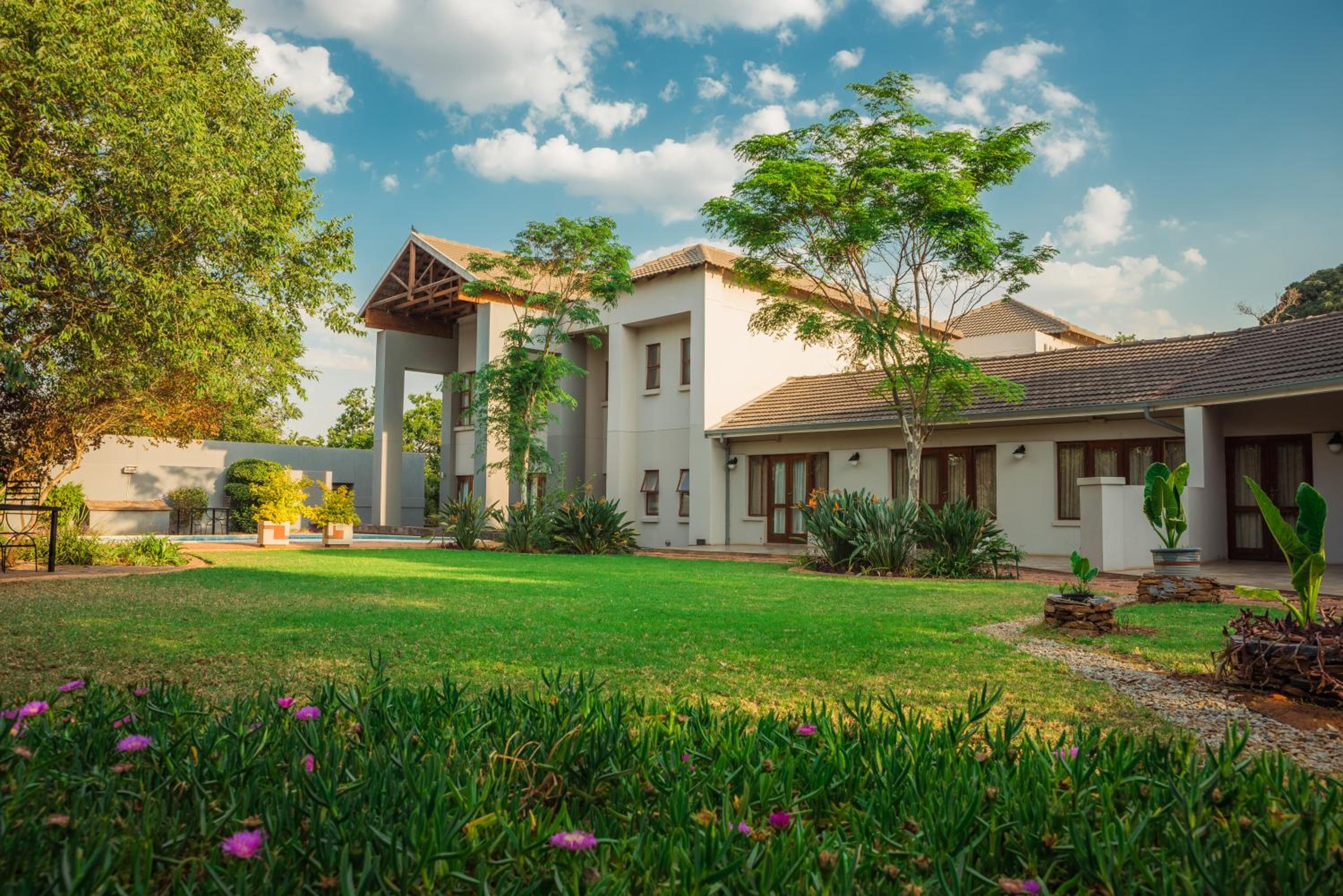 Tamboti Guest Lodge view 2