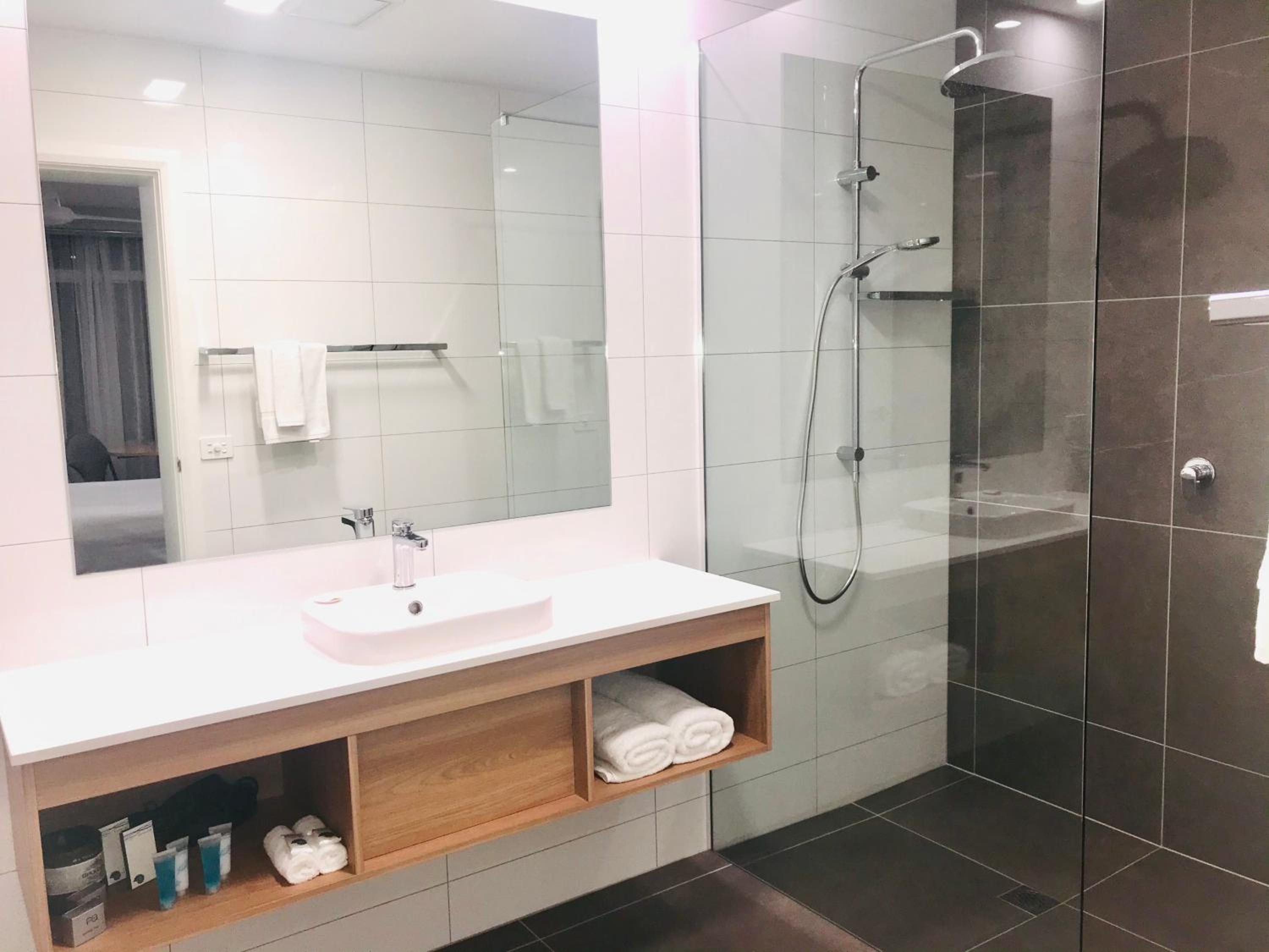 Hive Hotel, Moruya
