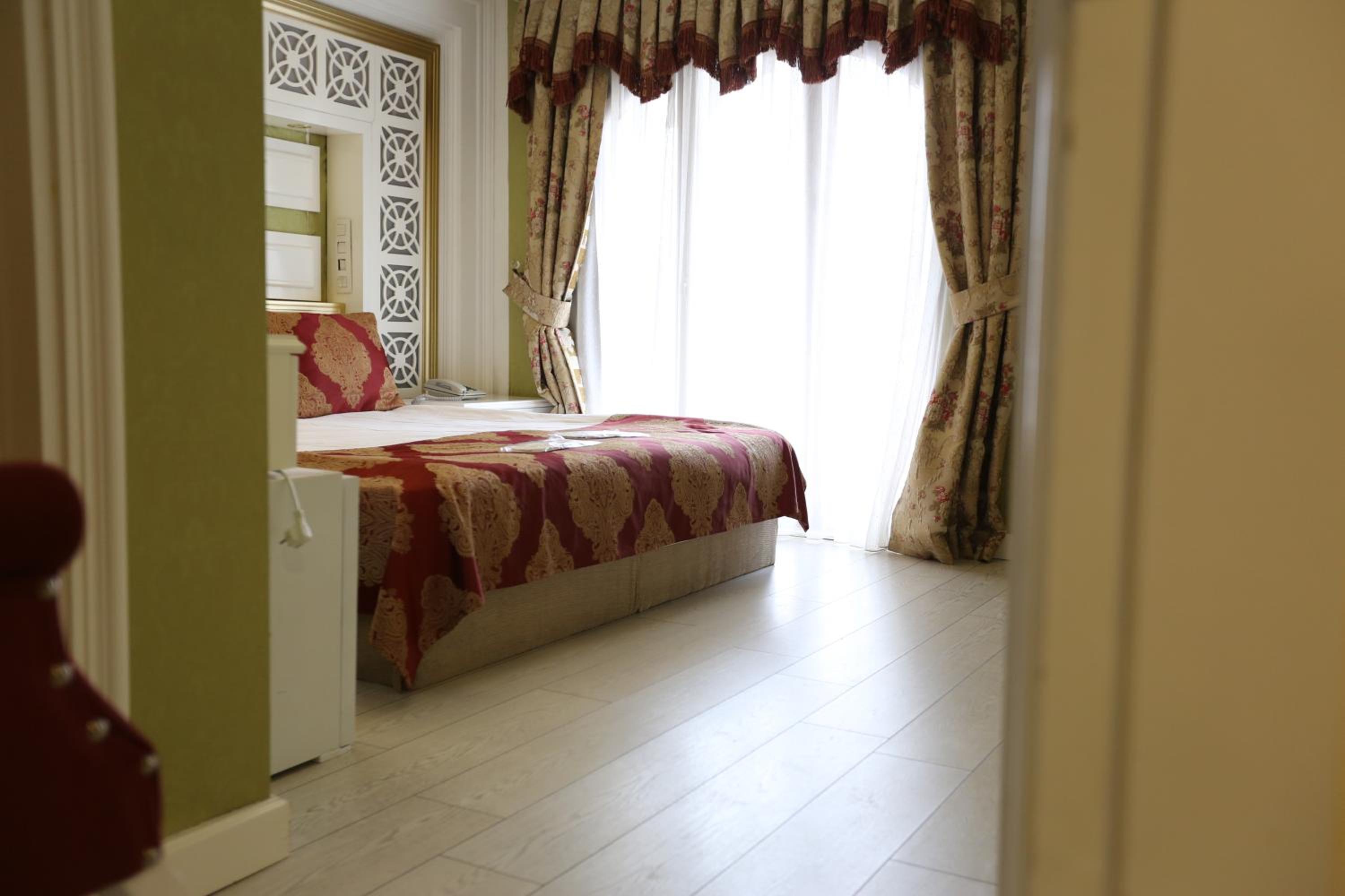 Hotel Queens Land - Image 13