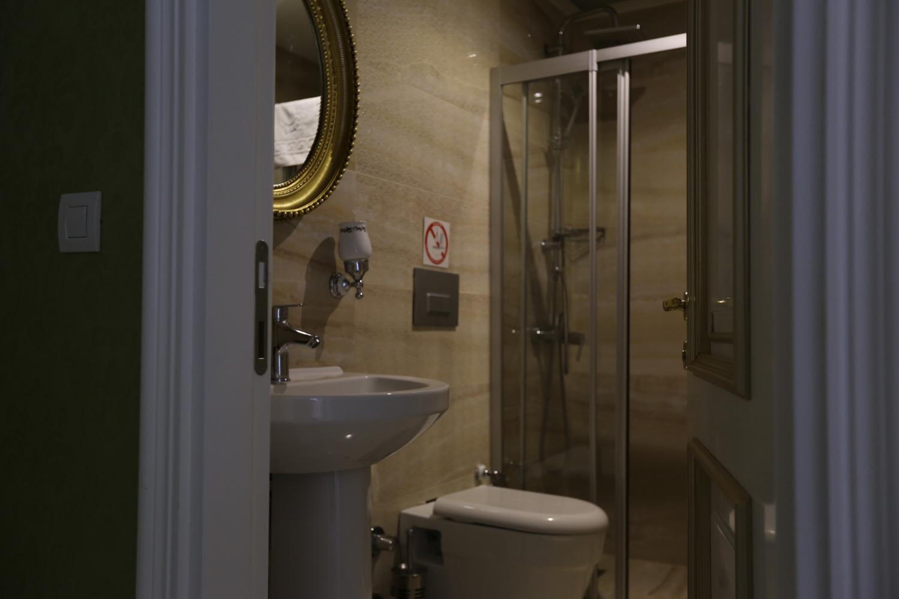 Hotel Queens Land - Image 18