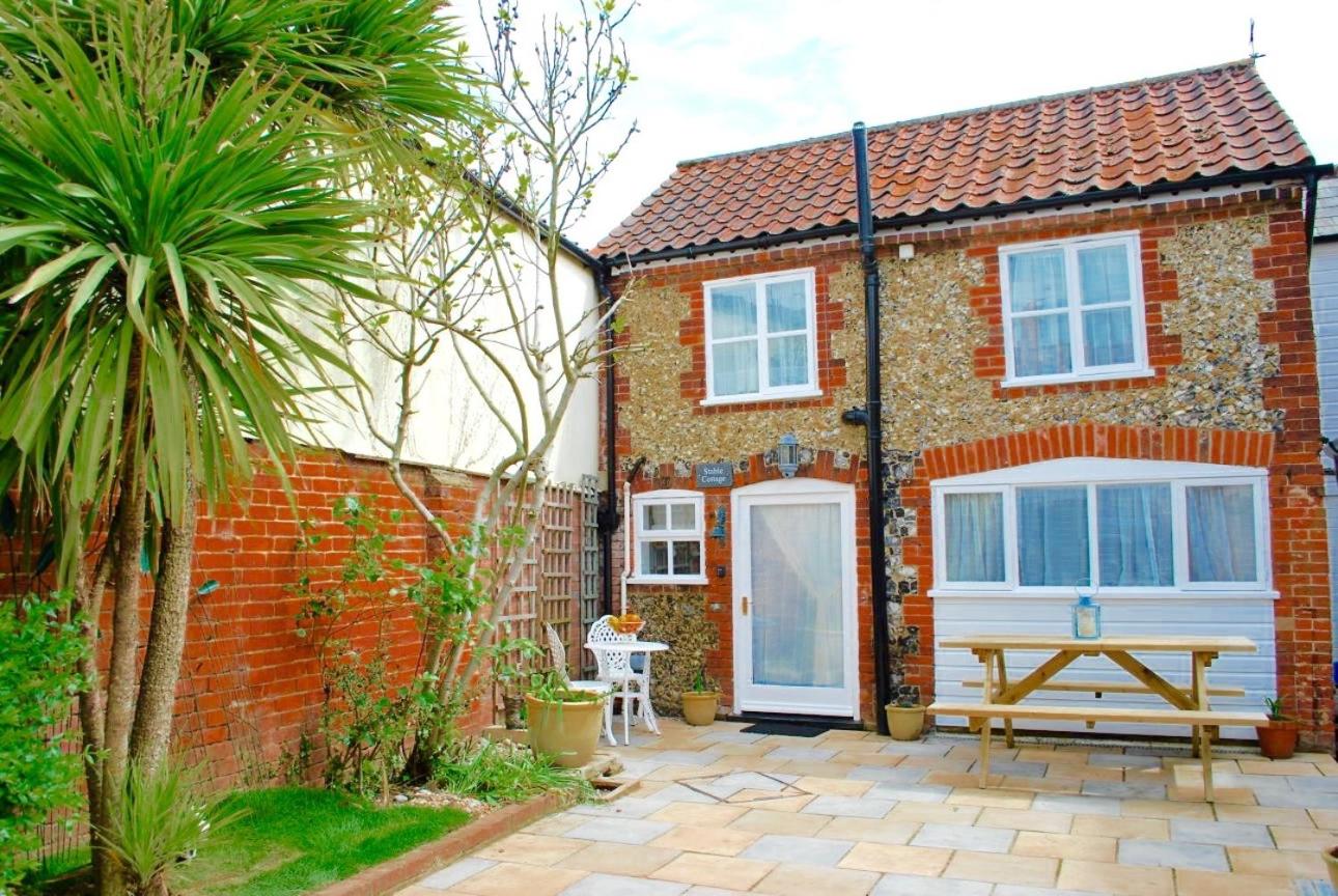 Romantic Flint Cottage on the Suffolk Coast view 3