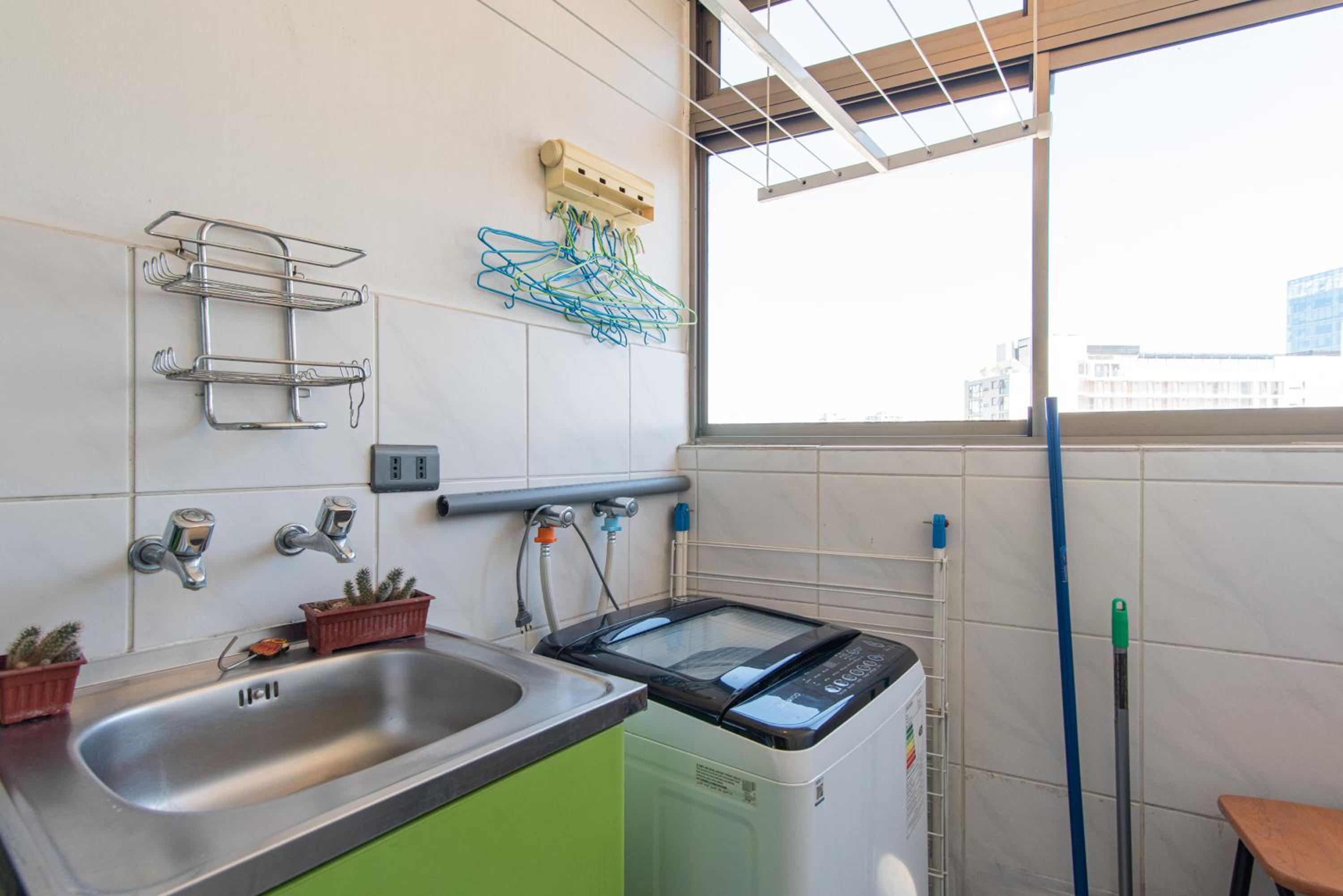 Uptown Ethnic - 2BR, Metro, Wifi, TV