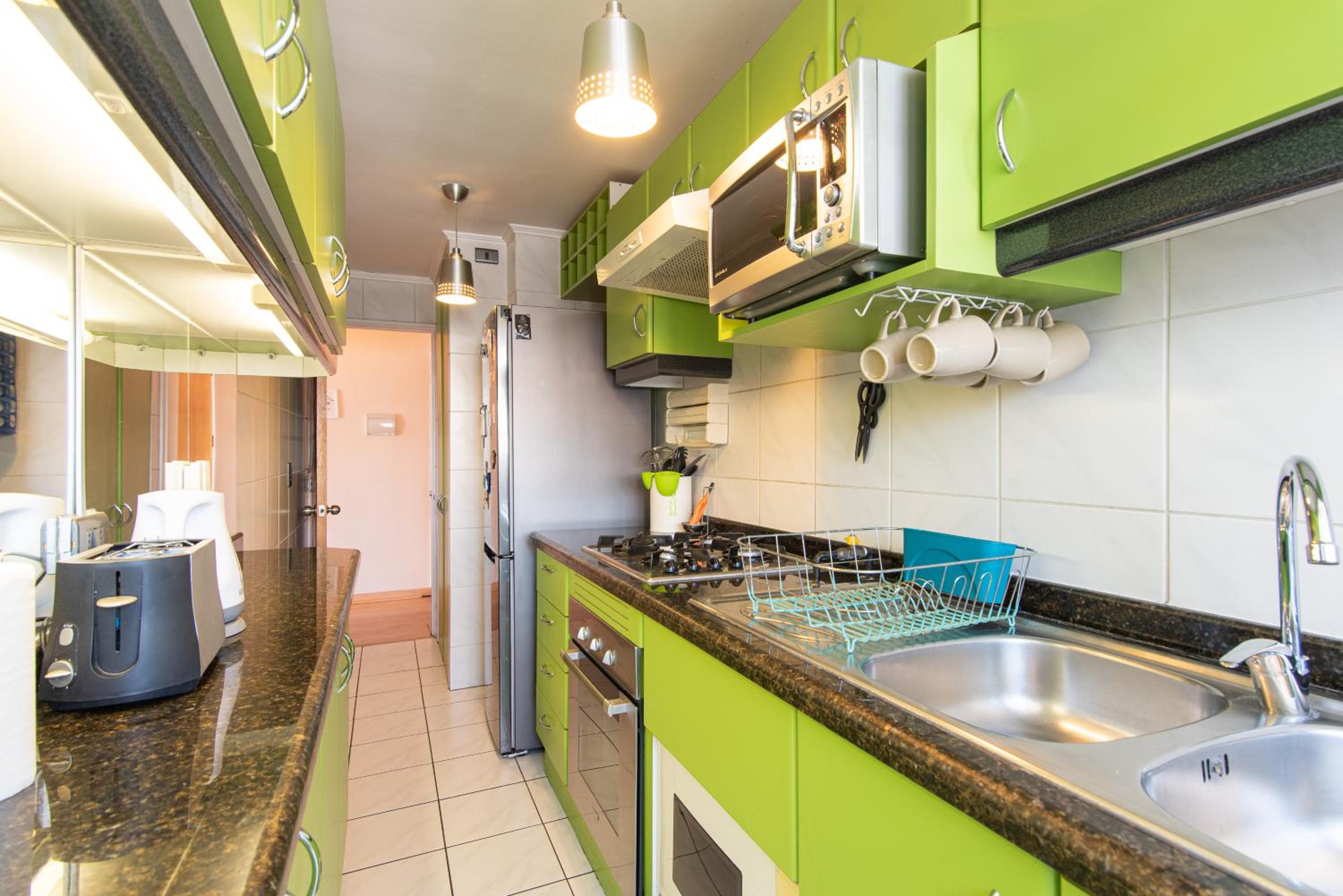 Uptown Ethnic - 2BR, Metro, Wifi, TV