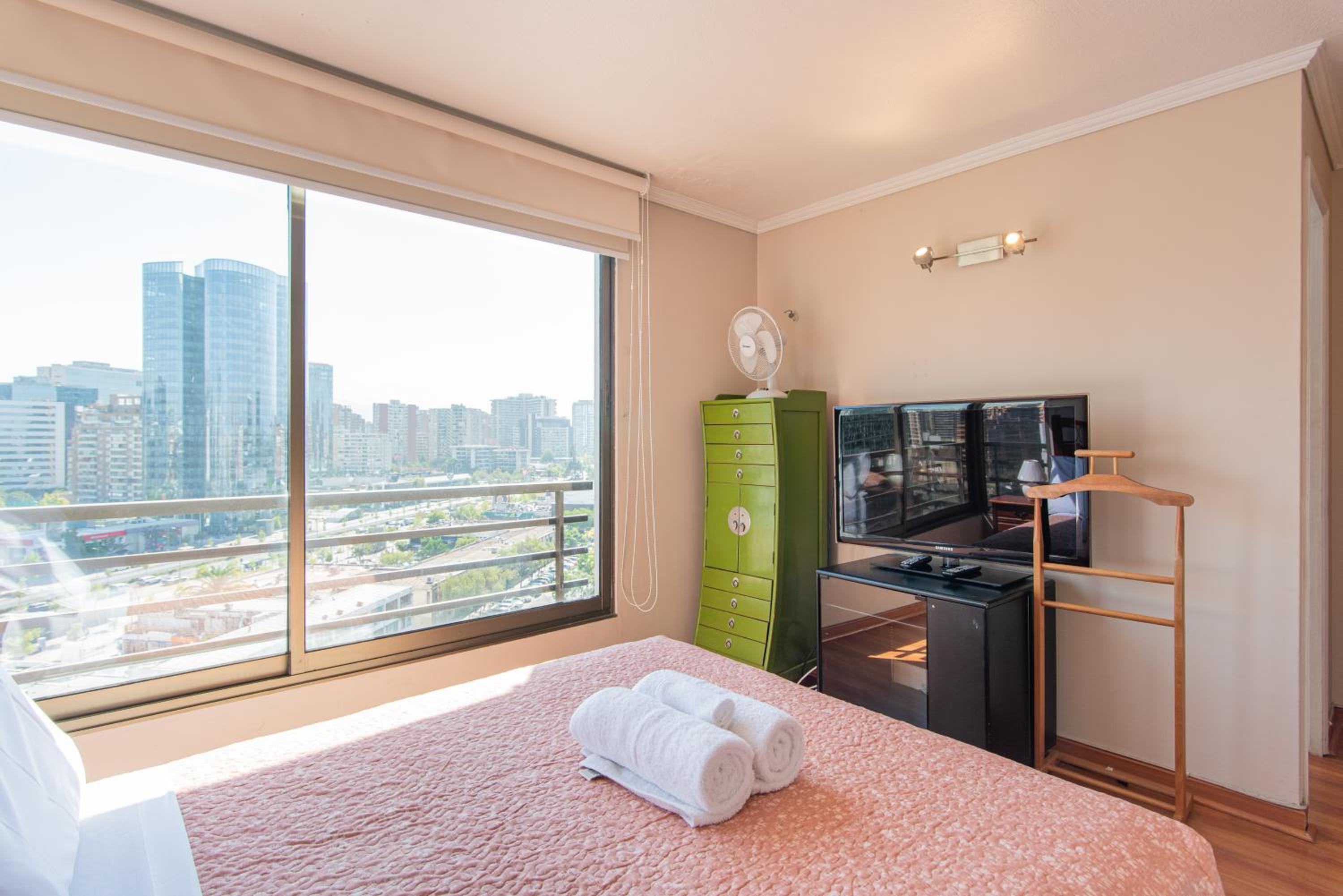 Uptown Ethnic - 2BR, Metro, Wifi, TV