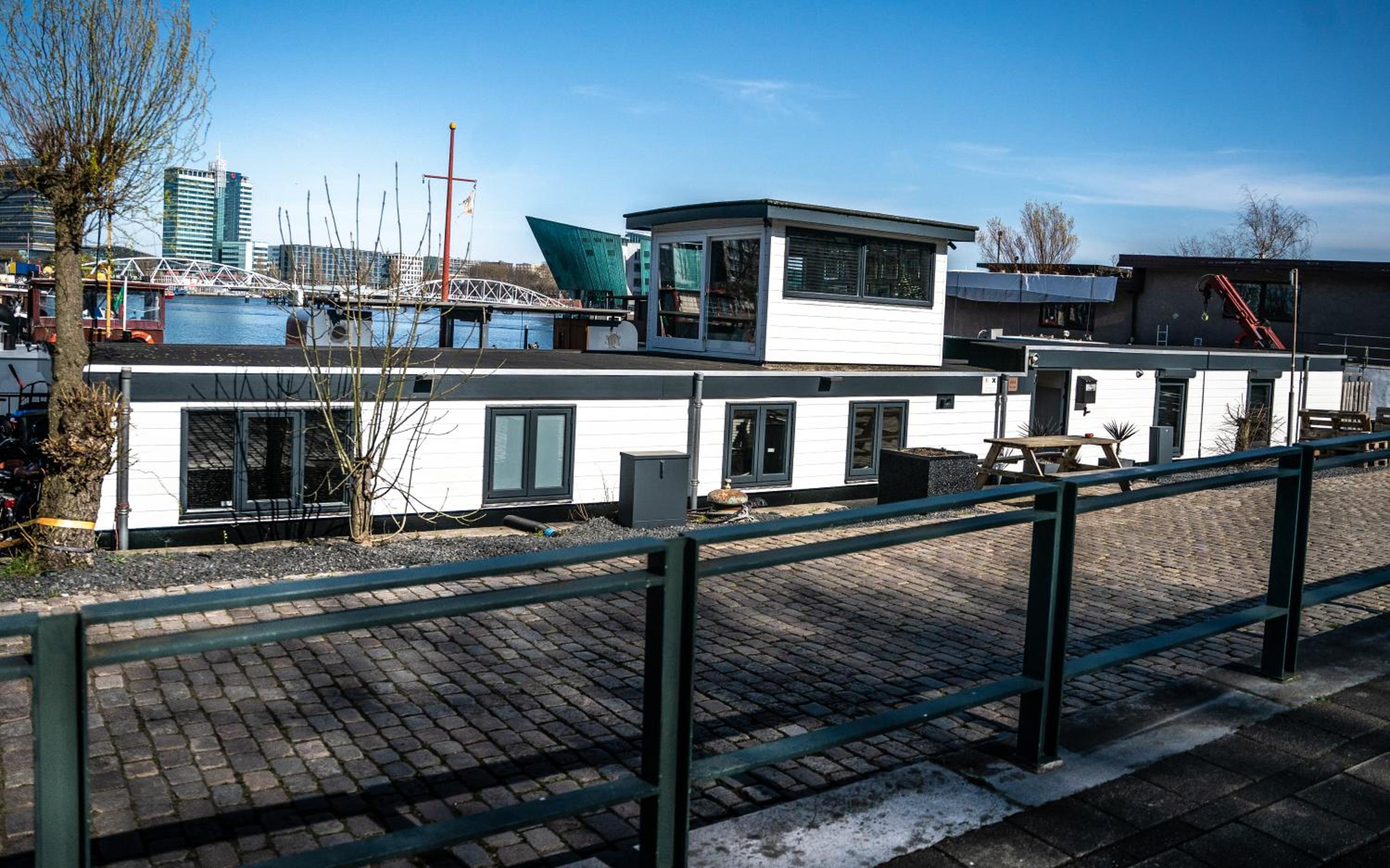 Houseboat-Amsterdam