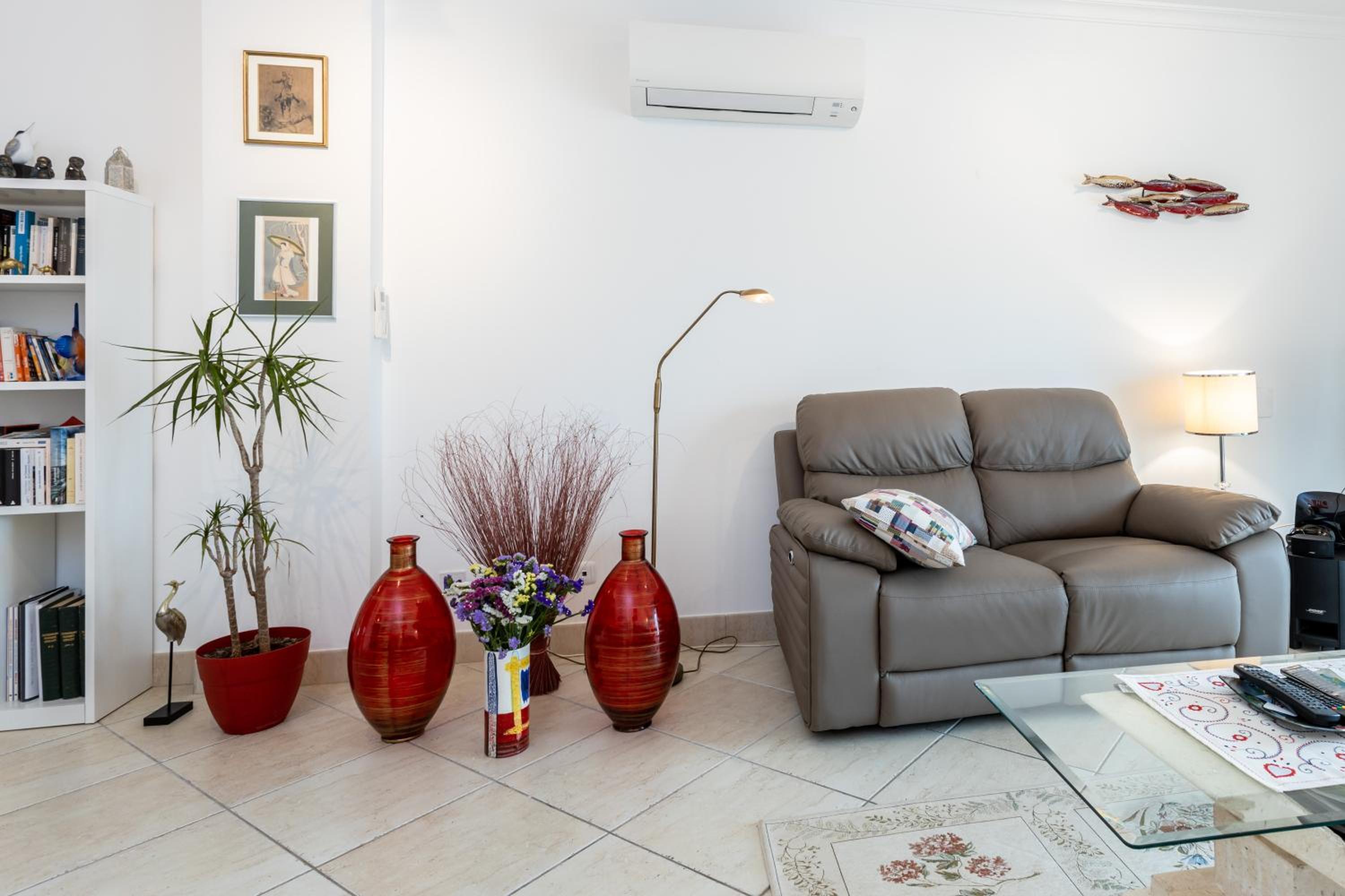 Great 2 bedroom apartment with communal pool view 4