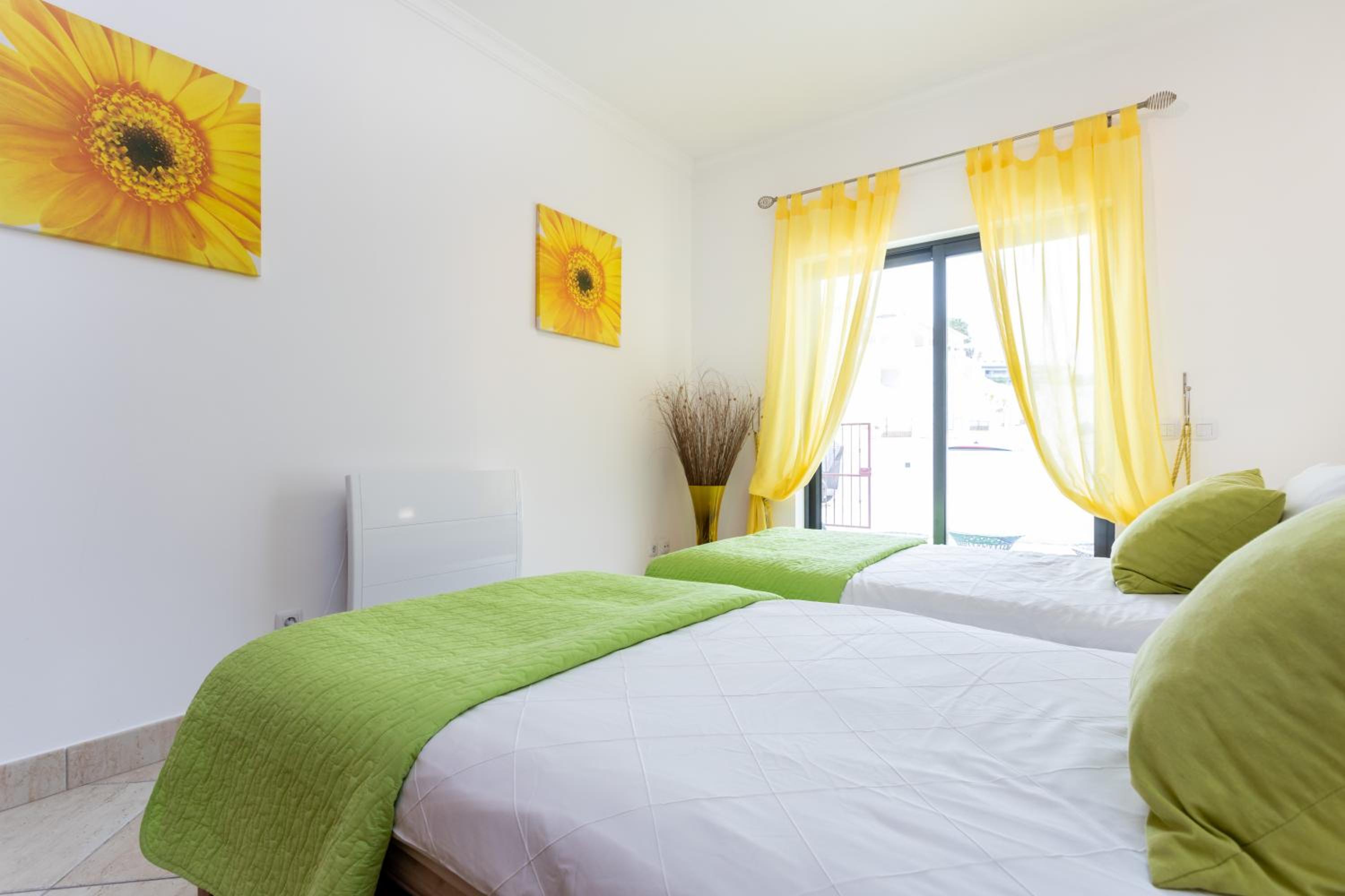 Great 2 bedroom apartment with communal pool view 5