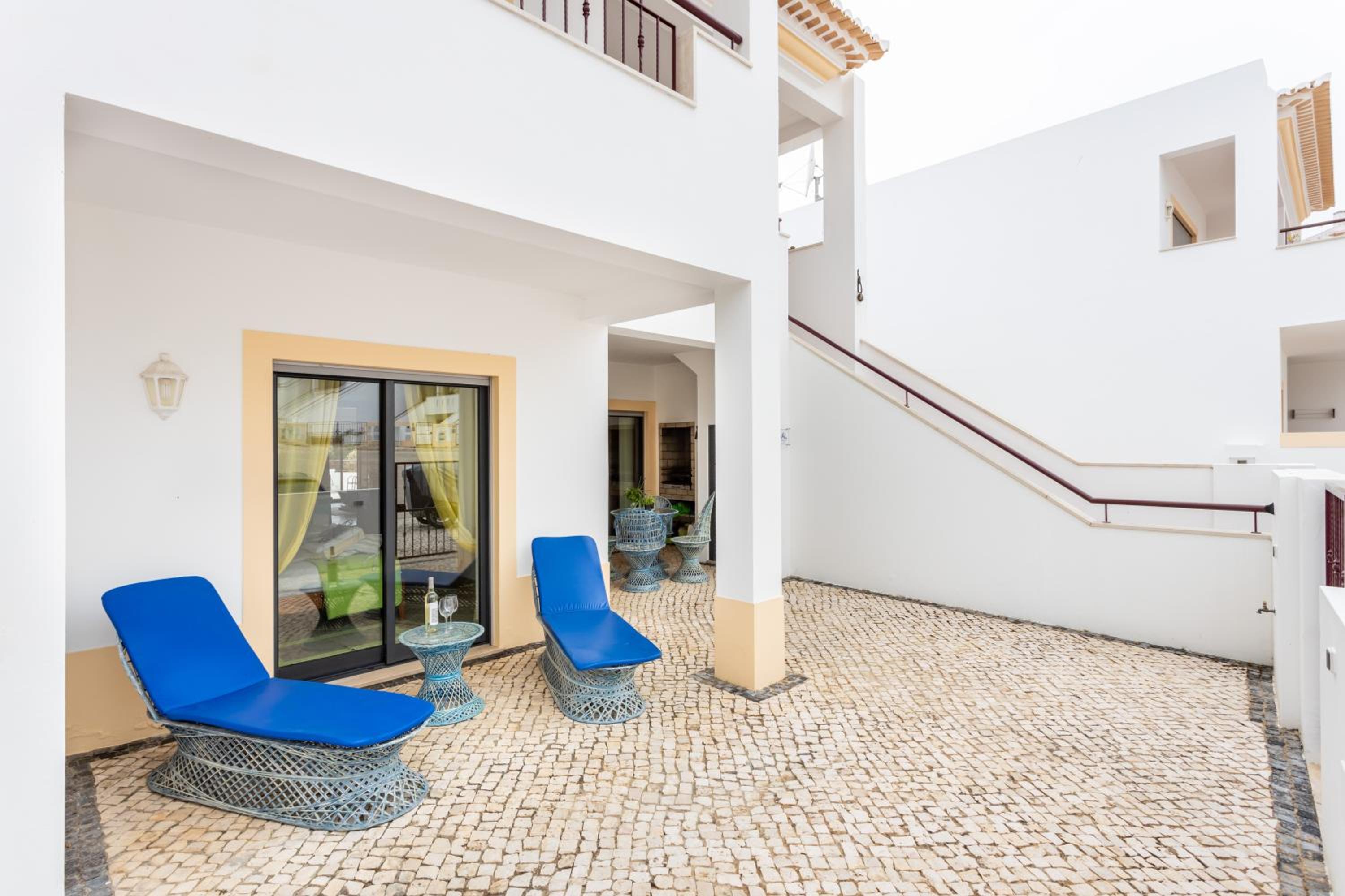 Great 2 bedroom apartment with communal pool view 3