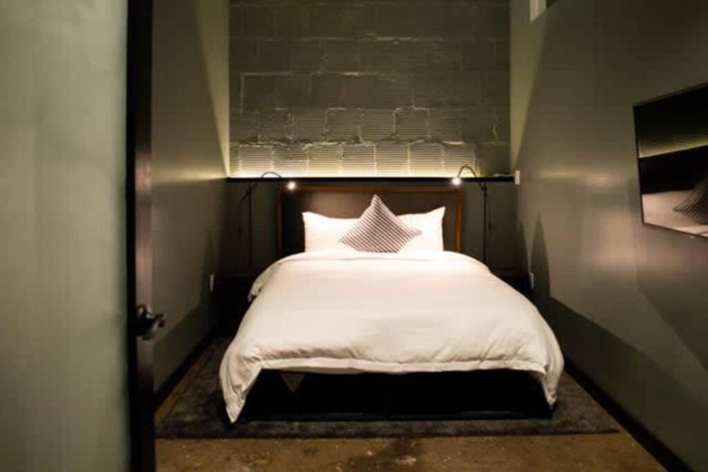 3E - *Renovated* 3 min to Hillman Cancer Center Sleeps 6 view 2