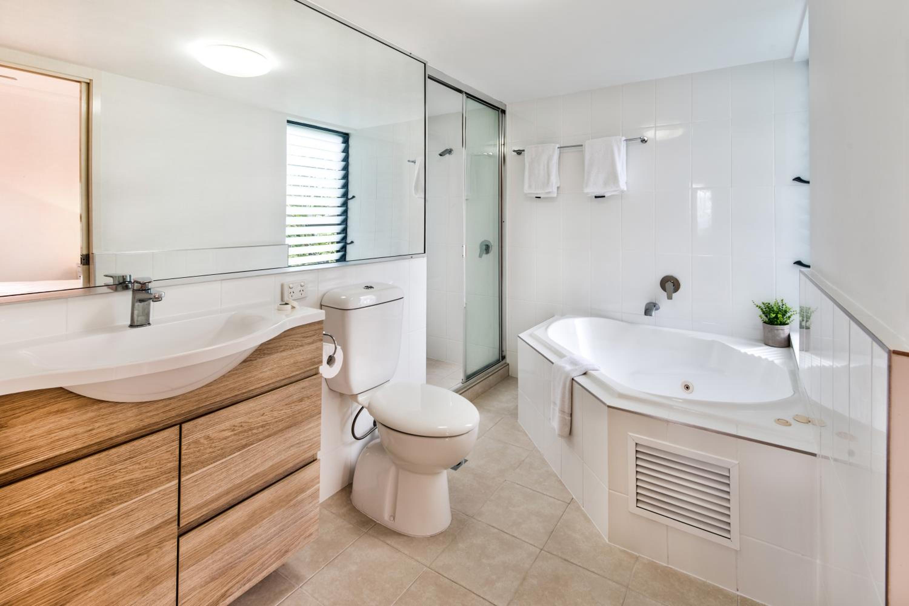 Oasis Apartments on Hamilton Island by HIHA