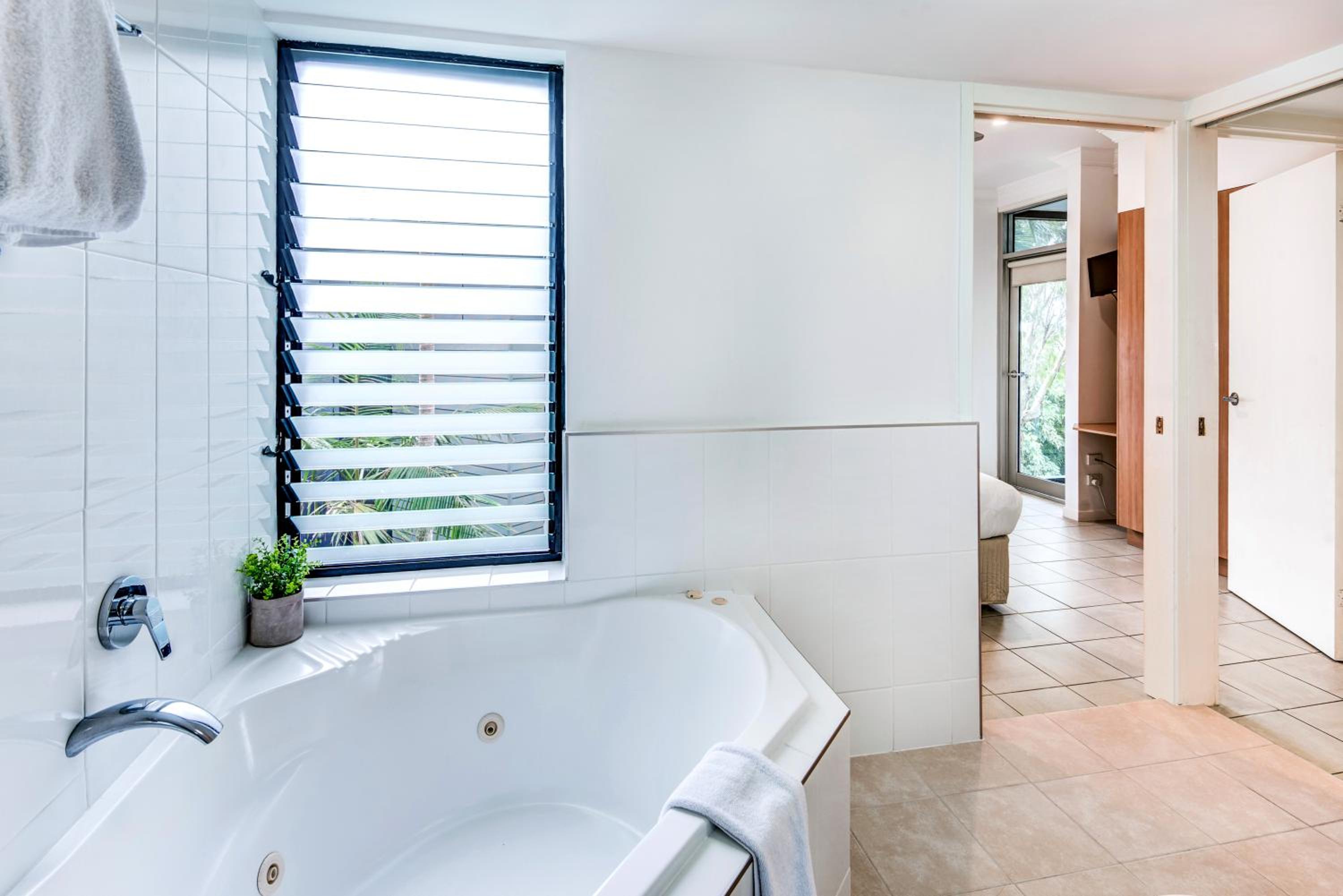 Oasis Apartments on Hamilton Island by HIHA