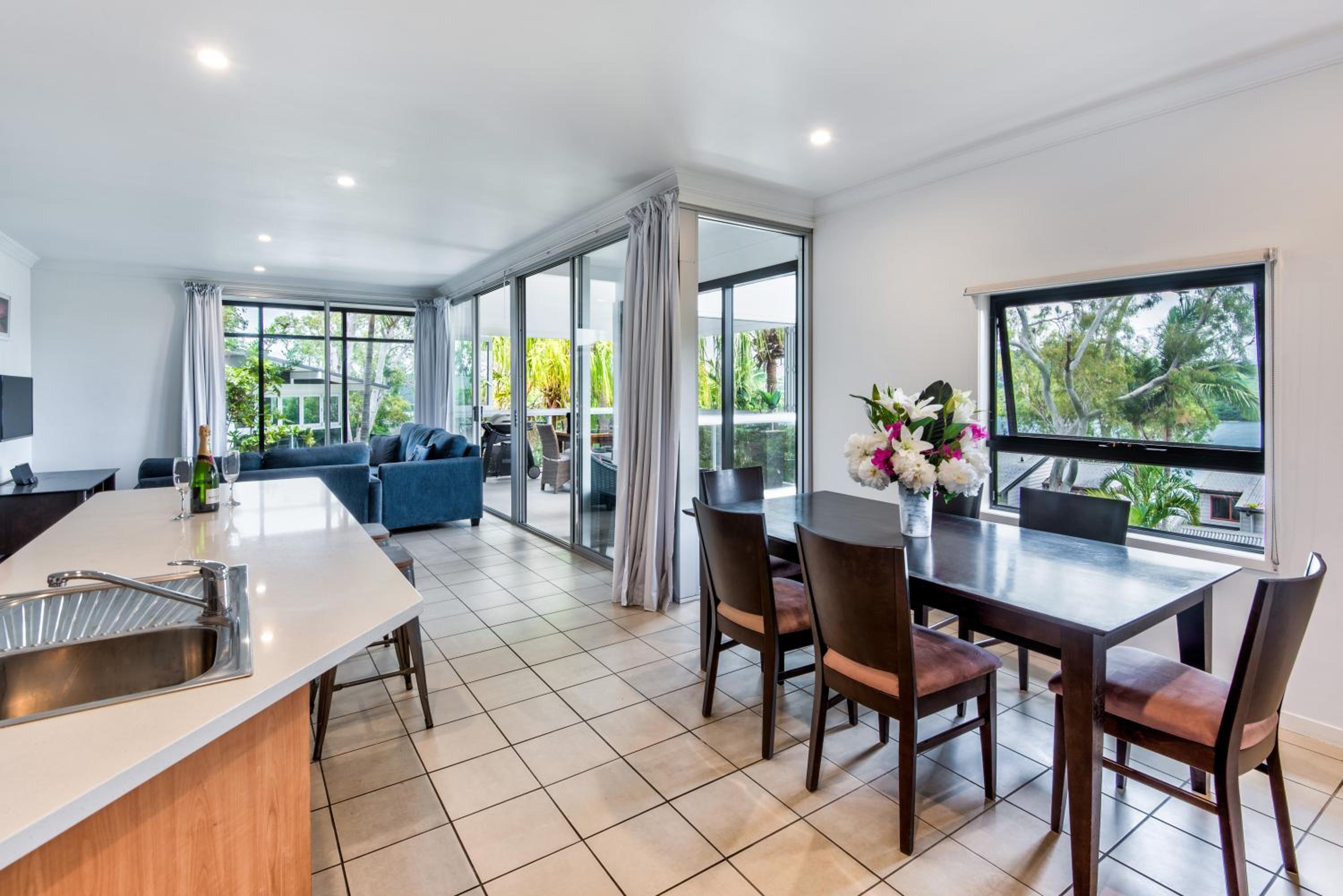 Oasis Apartments on Hamilton Island by HIHA