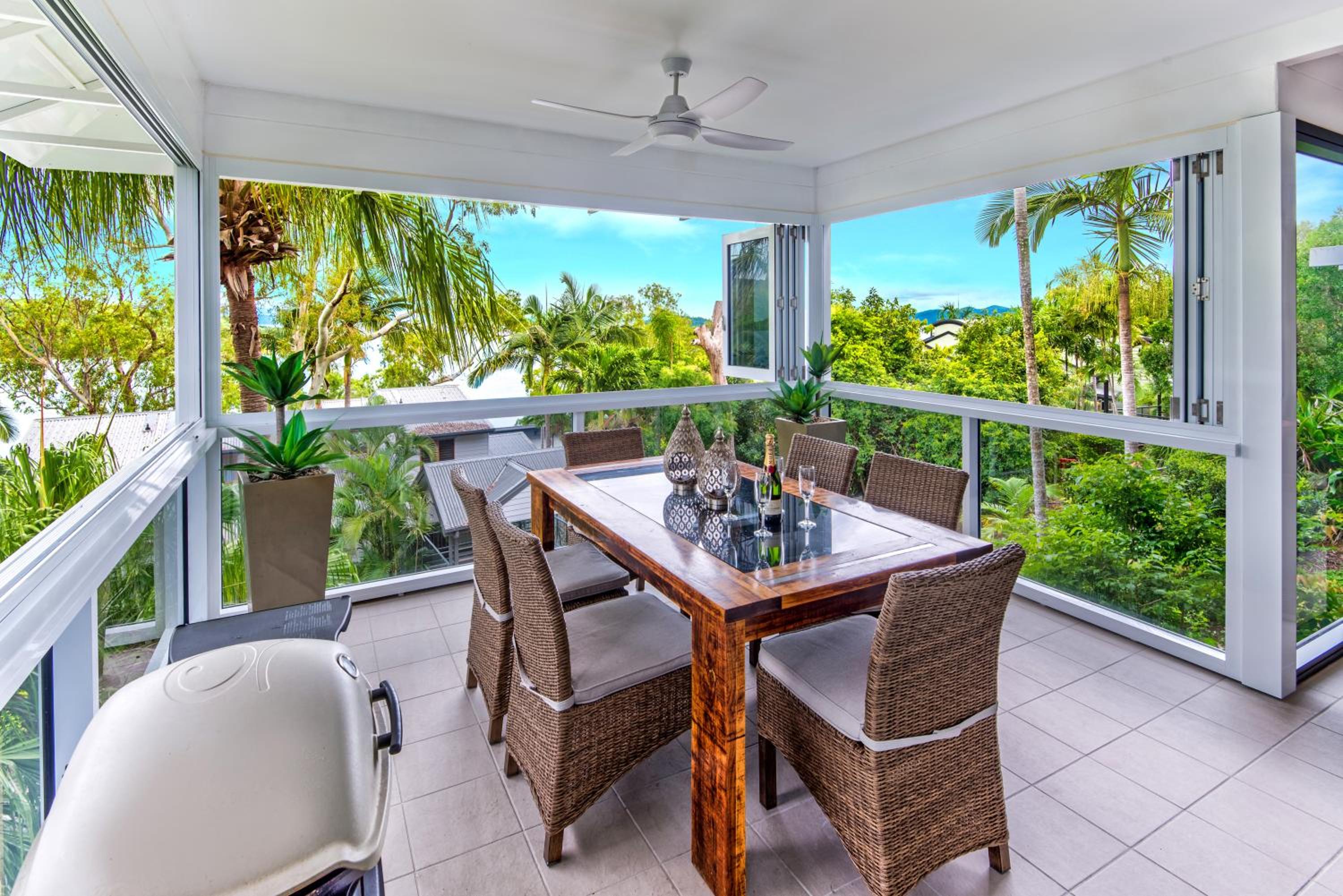 Oasis Apartments on Hamilton Island by HIHA