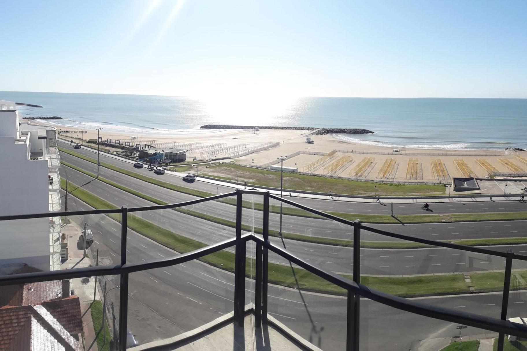 Frente al mar charlone