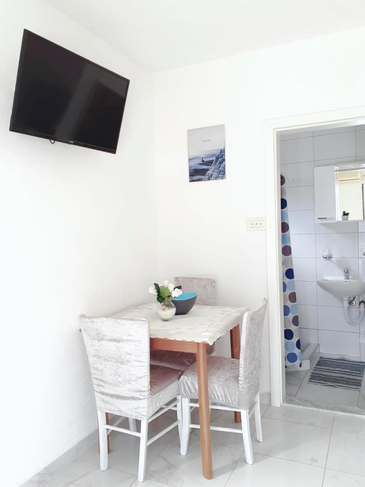 Apartmani Leženić Dada view 5