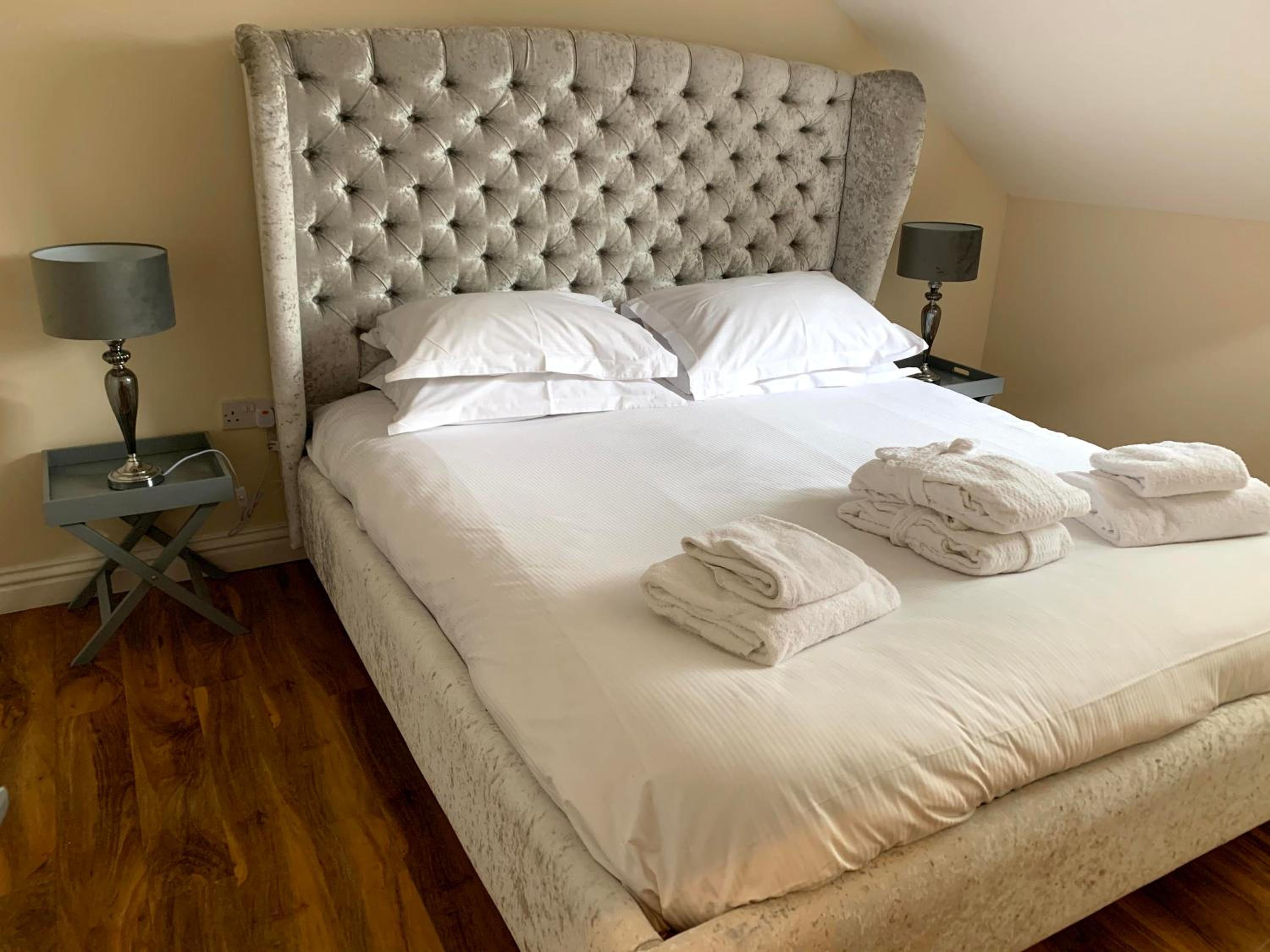 Apartment 5 - two bedroom luxury apartment close to town, mainline rail & theatre stylish and comfortable view 4