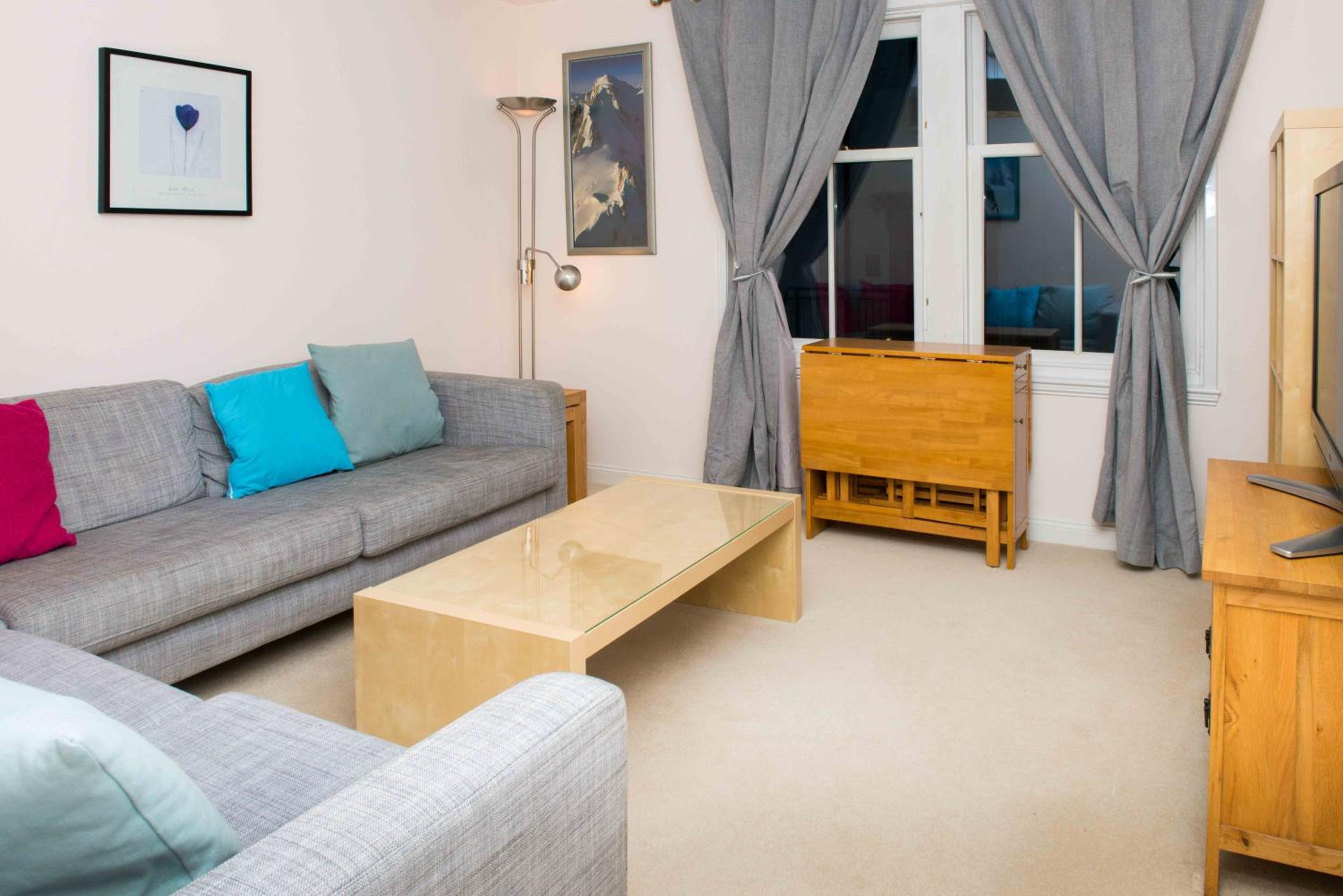 Lovely 2 bedroom apt in Ballater on the River Dee view 2