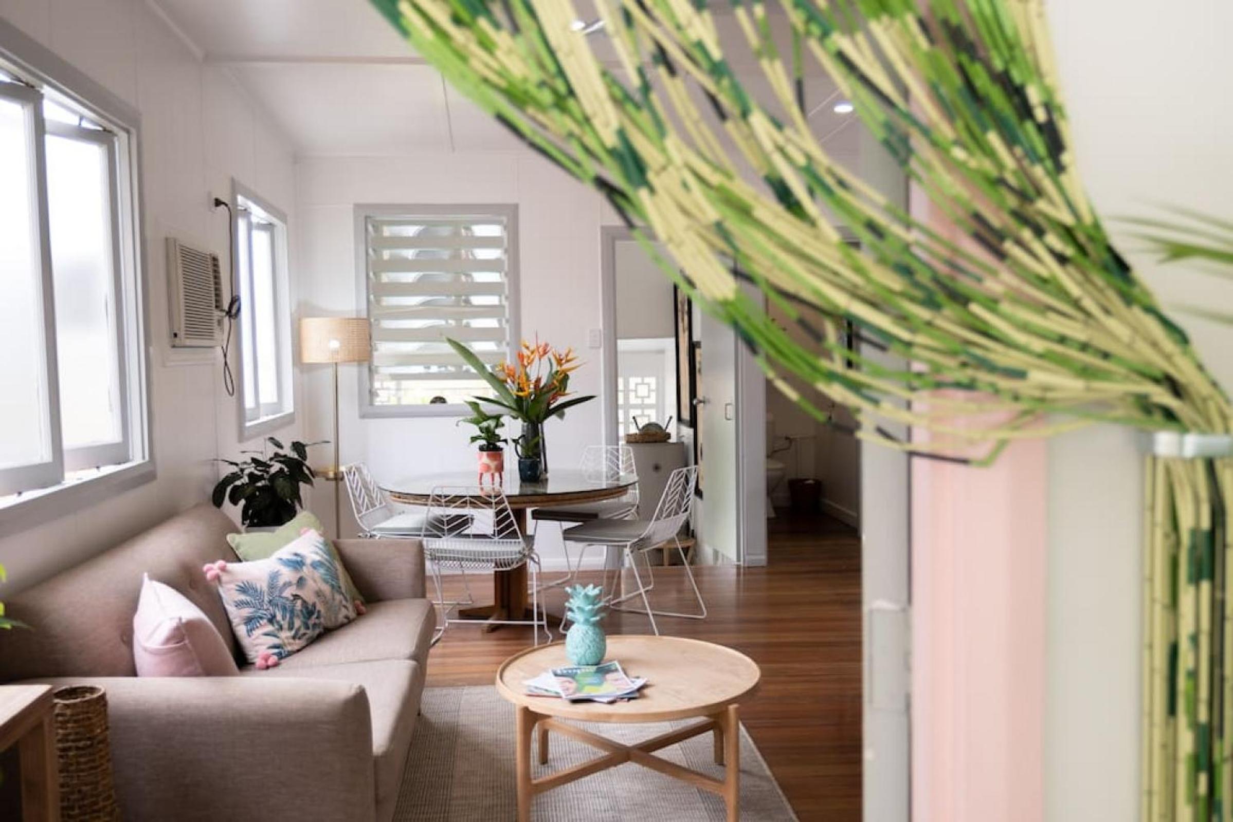 Tropicana Bungalow - Retro Getaway