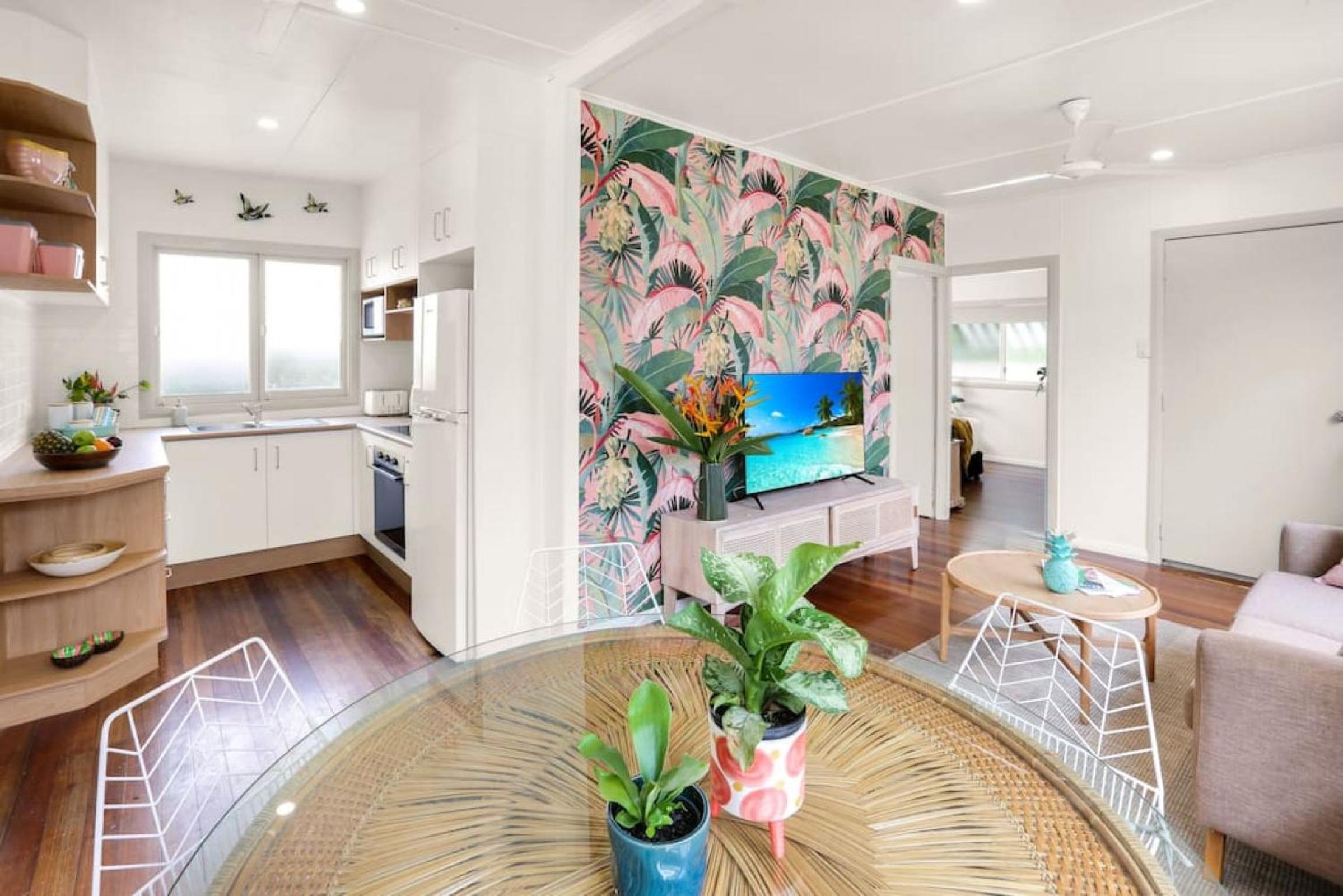 Tropicana Bungalow - Retro Getaway